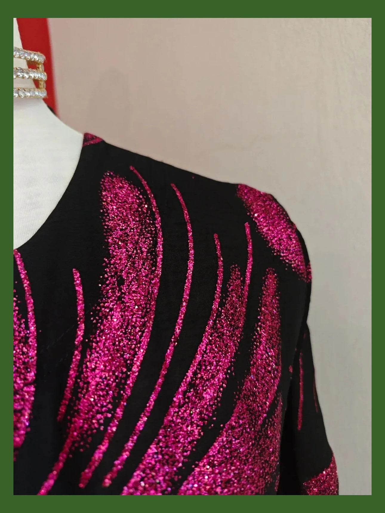 🌺Preciosa camiseta negra con dibujos de espirales color fucsia con brillos – taille XL / 42 / 14 3
