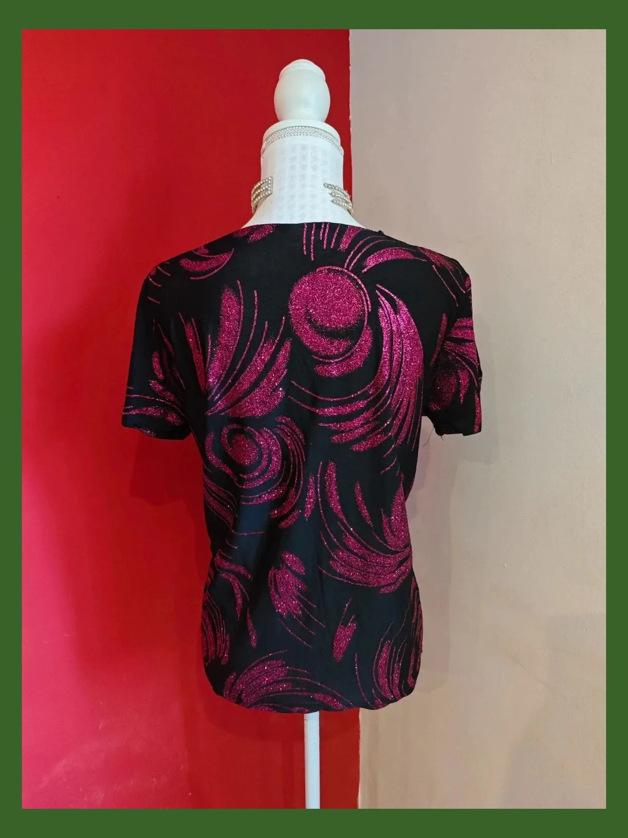 🌺Preciosa camiseta negra con dibujos de espirales color fucsia con brillos – taille XL / 42 / 14 5