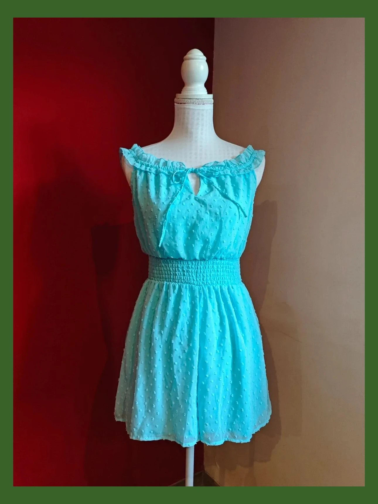 🌺 Espectacular mono corto de tela plumeti azul claro con volante en escote y tirantes