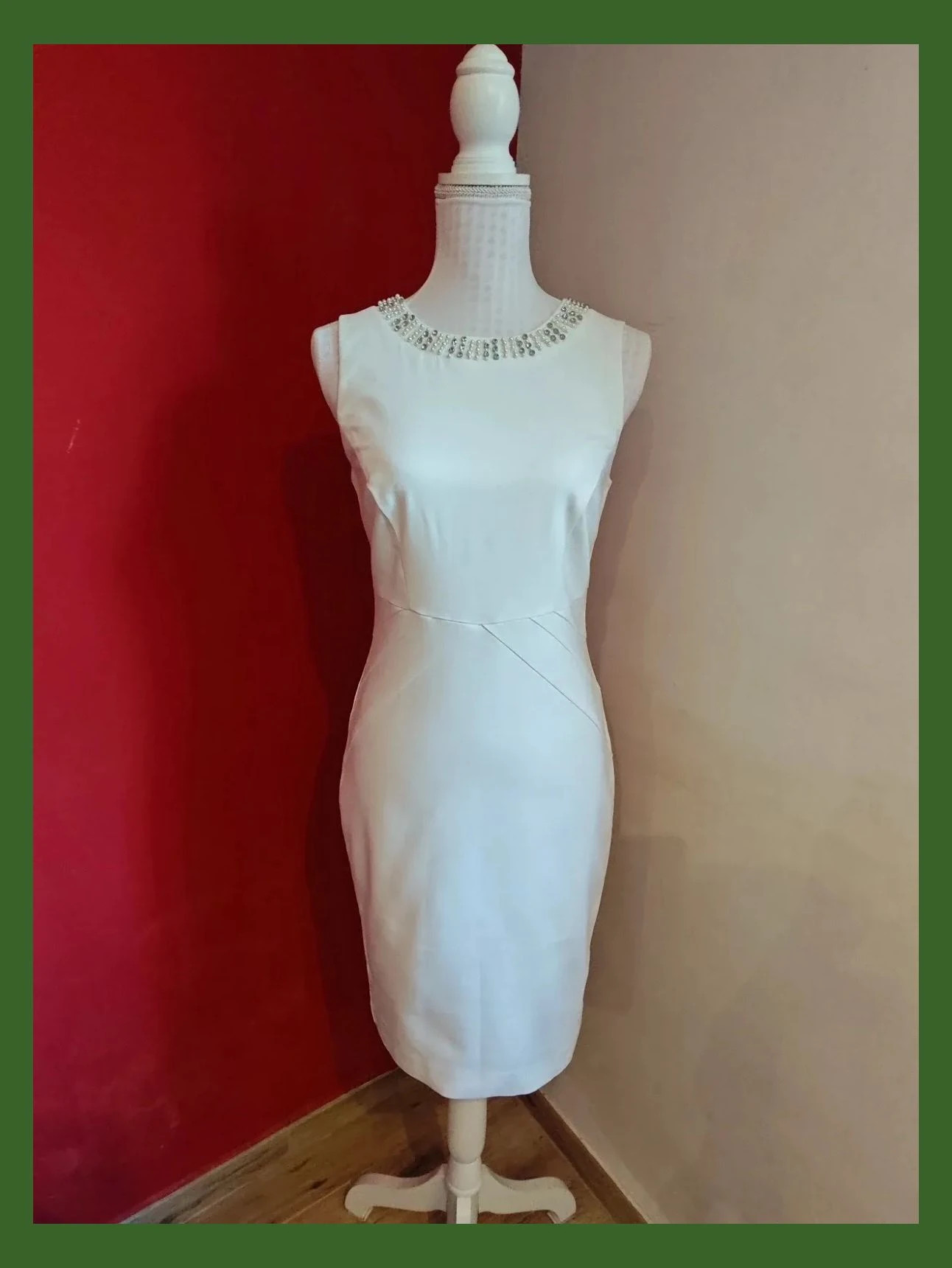 🌺 Elegante vestido entallado blanco con perlas y brillantes en el cuello