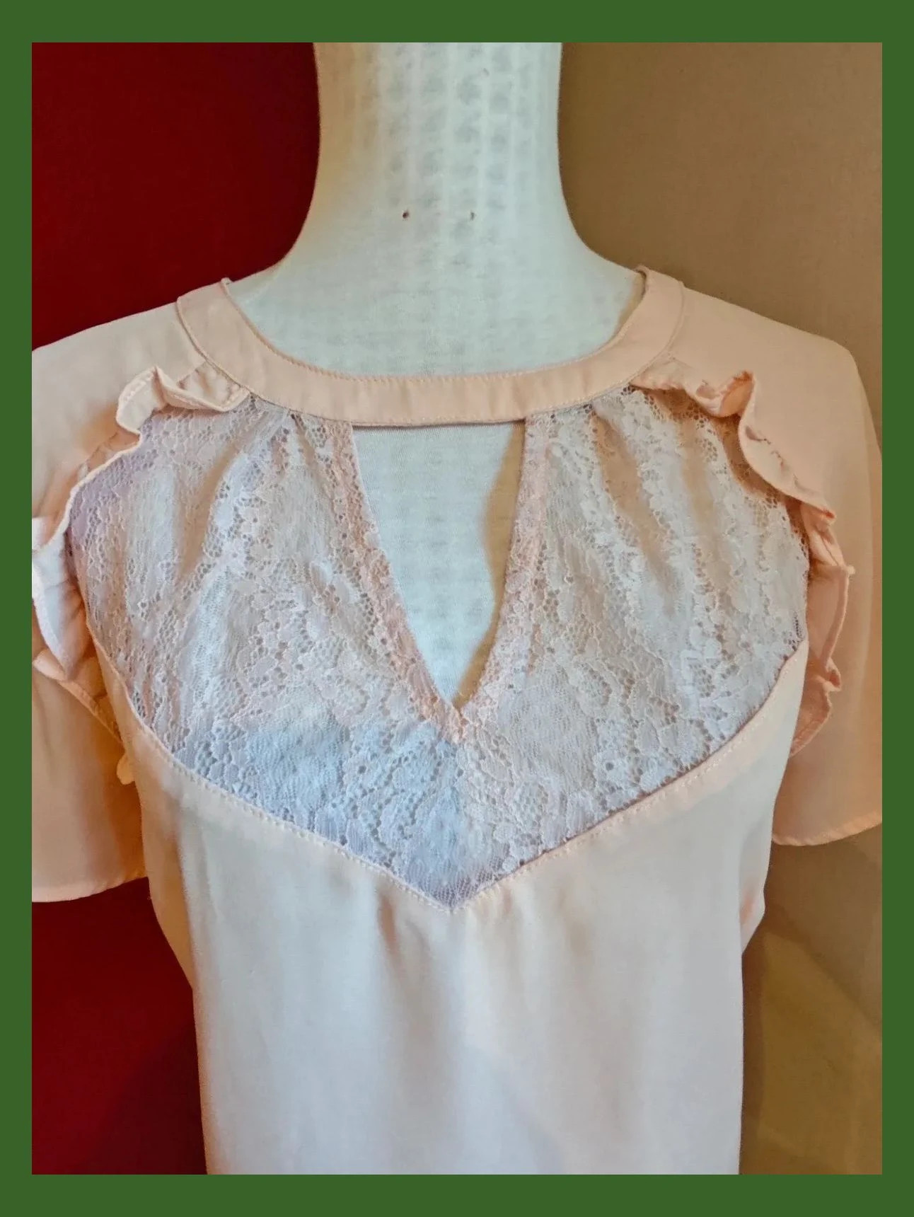 🌺Blusa rosa clarito con apertura triangular en escote delante y detrás con blonda y volantitos – Collection IRL – taille XXL / 44 / 16 3
