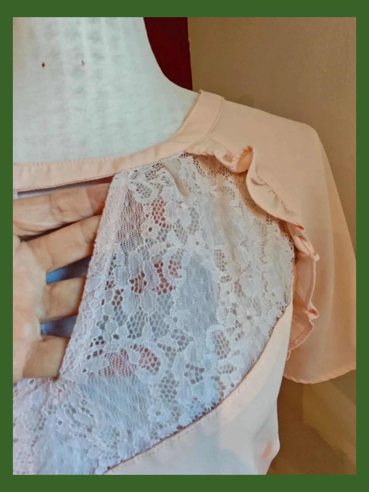 🌺Blusa rosa clarito con apertura triangular en escote delante y detrás con blonda y volantitos – Collection IRL – taille XXL / 44 / 16 4