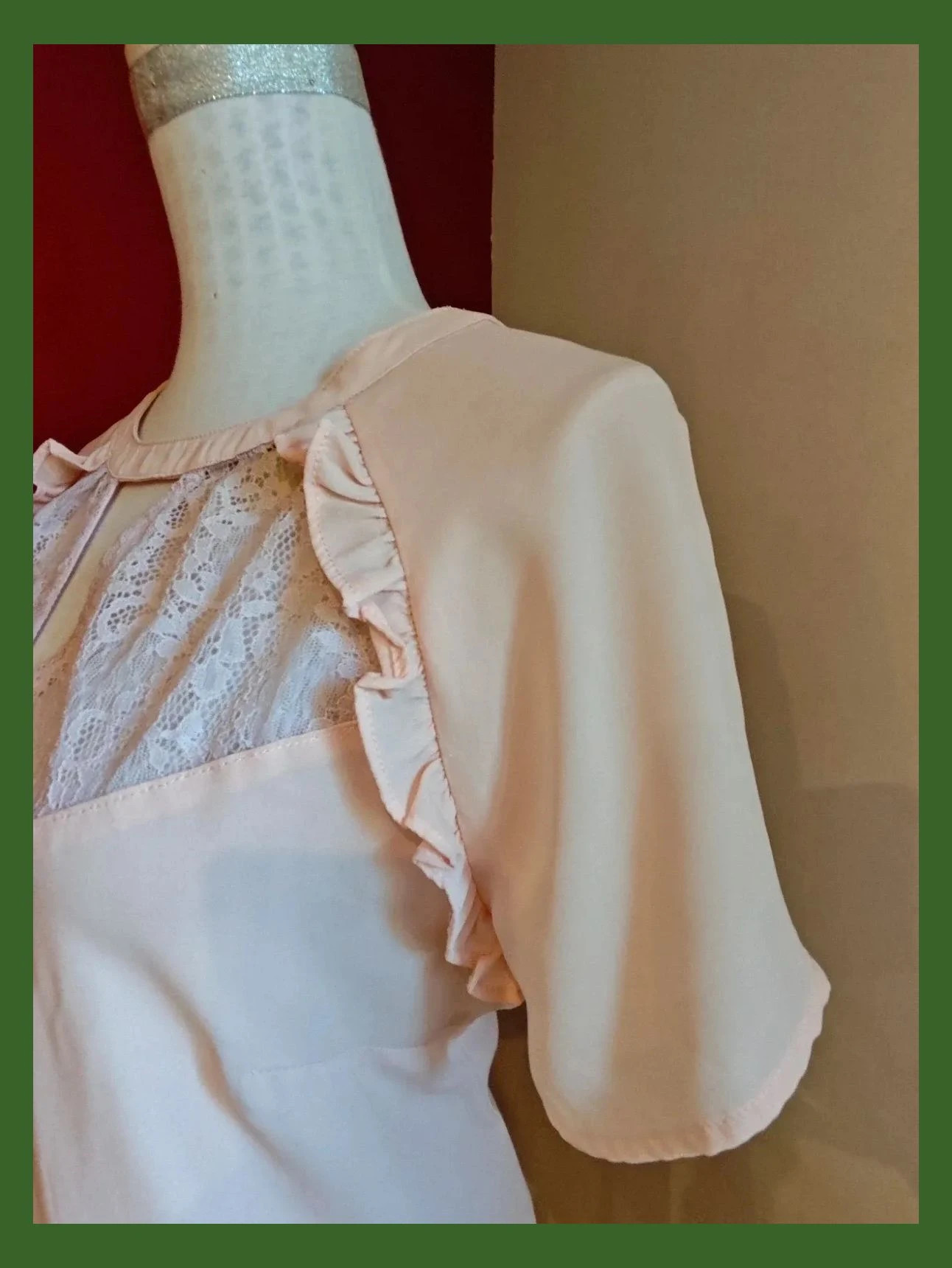 🌺Blusa rosa clarito con apertura triangular en escote delante y detrás con blonda y volantitos – Collection IRL – taille XXL / 44 / 16 5