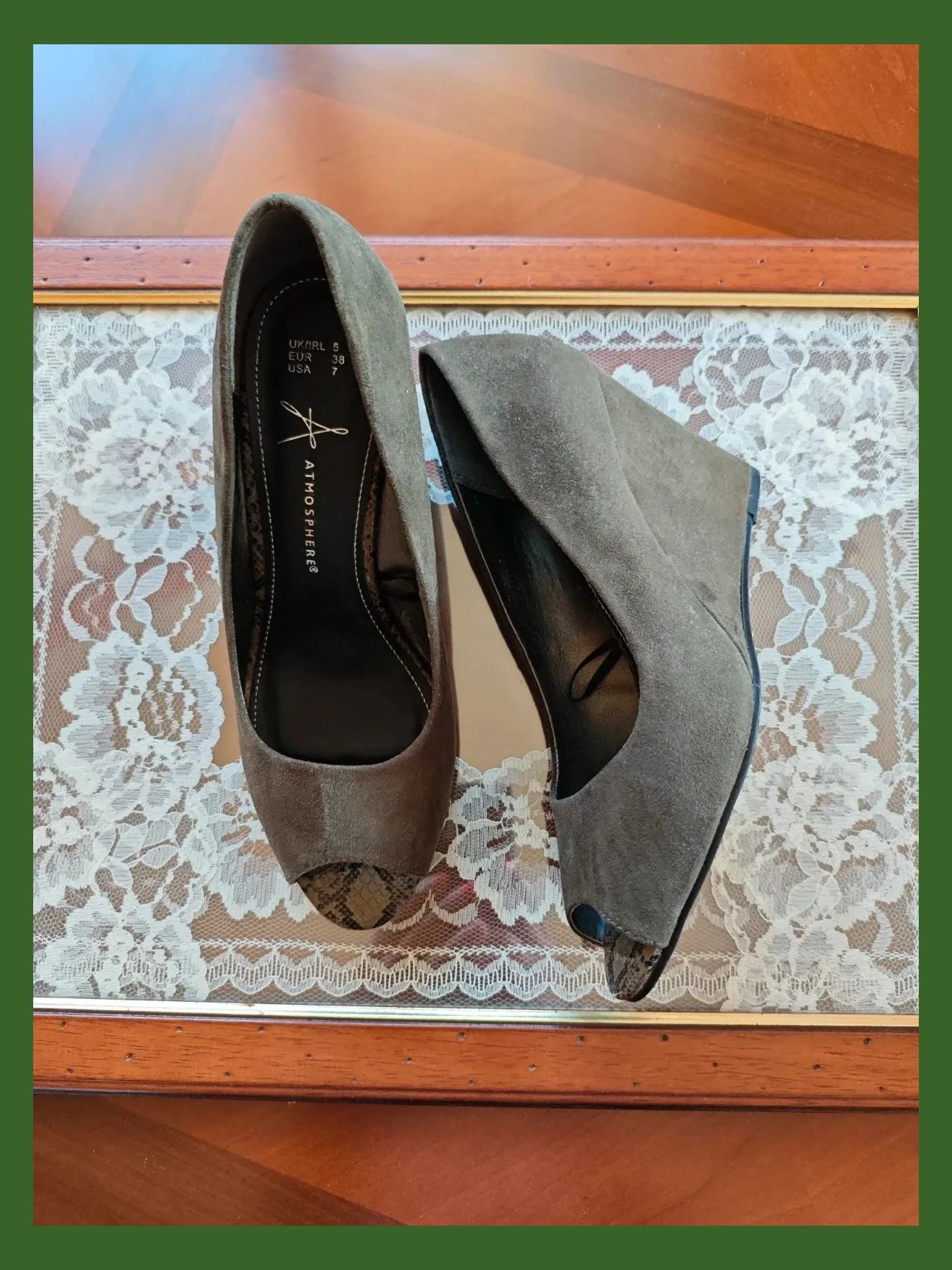 🌺Bonitos zapatos peep toe de antelina verde con cuña , número 38