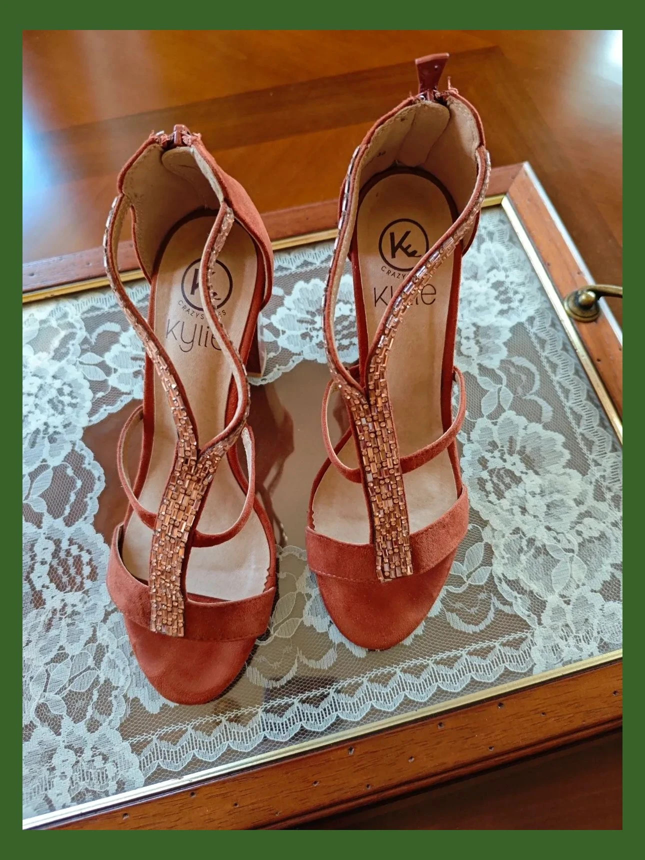 🌺 Originales y elegantes sandalias de tacón de antelina tono caldera con tiras de stras dorado – Kylie – taille 38 2