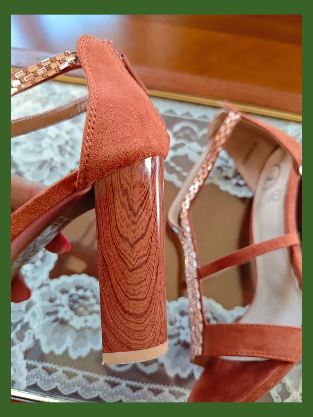 🌺 Originales y elegantes sandalias de tacón de antelina tono caldera con tiras de stras dorado – Kylie – taille 38 5