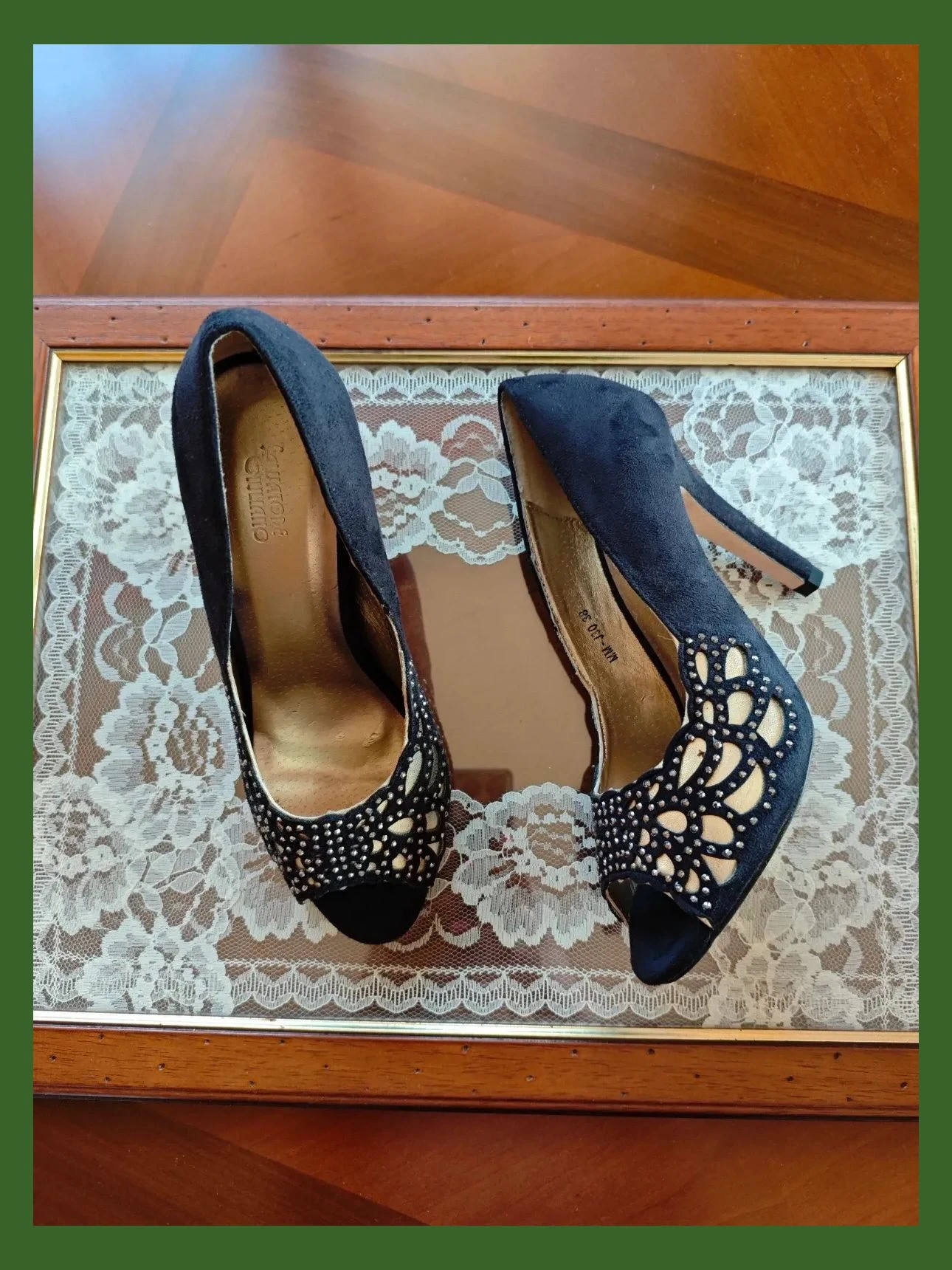 🌺Elegantes zapatos de tacón peep toe de antelina negra con troquelado dorado y brillantes delante