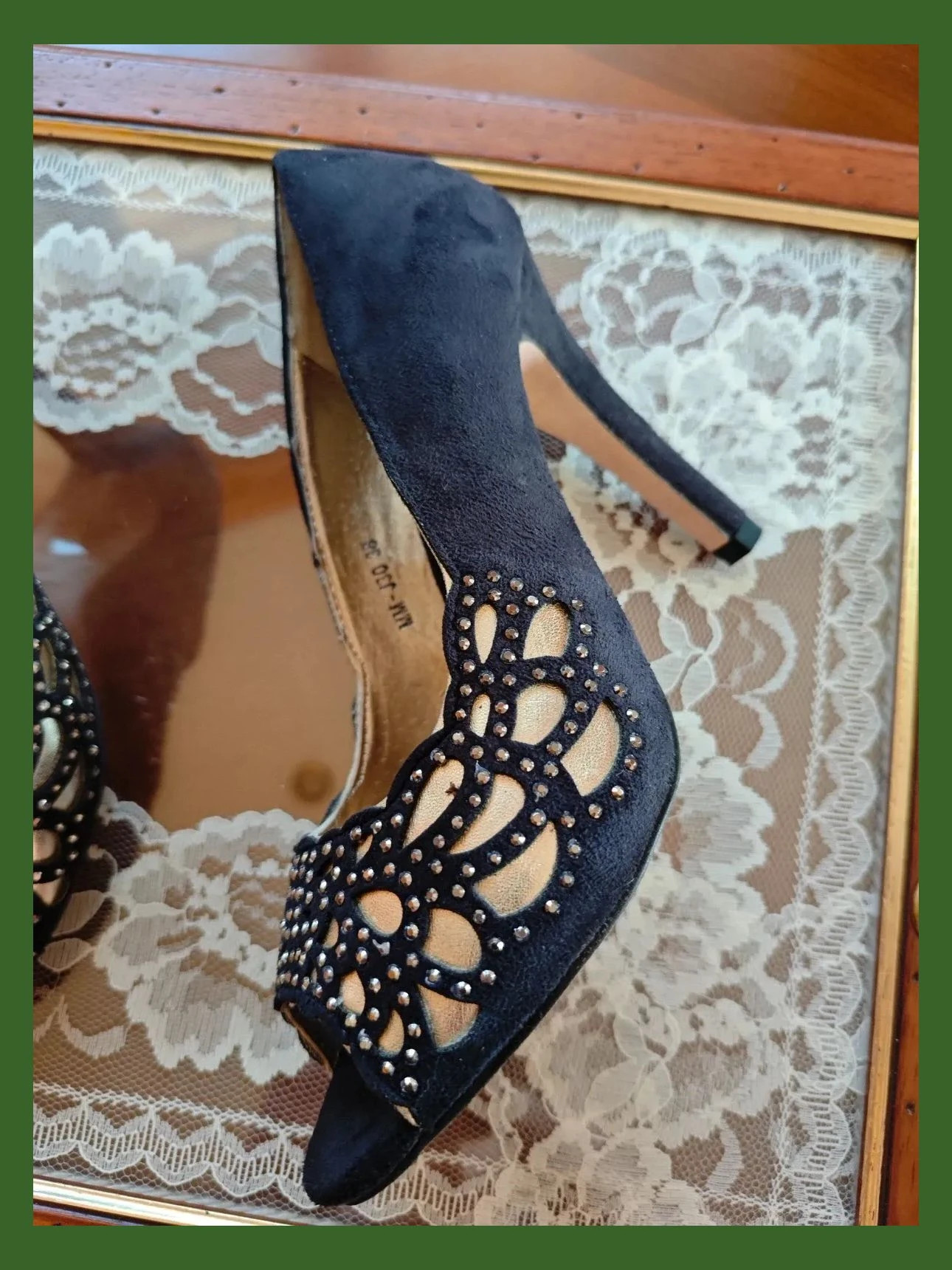 🌺Elegantes zapatos de tacón peep toe de antelina negra con troquelado dorado y brillantes delante – Salvatore Giuliano – taille 38 2