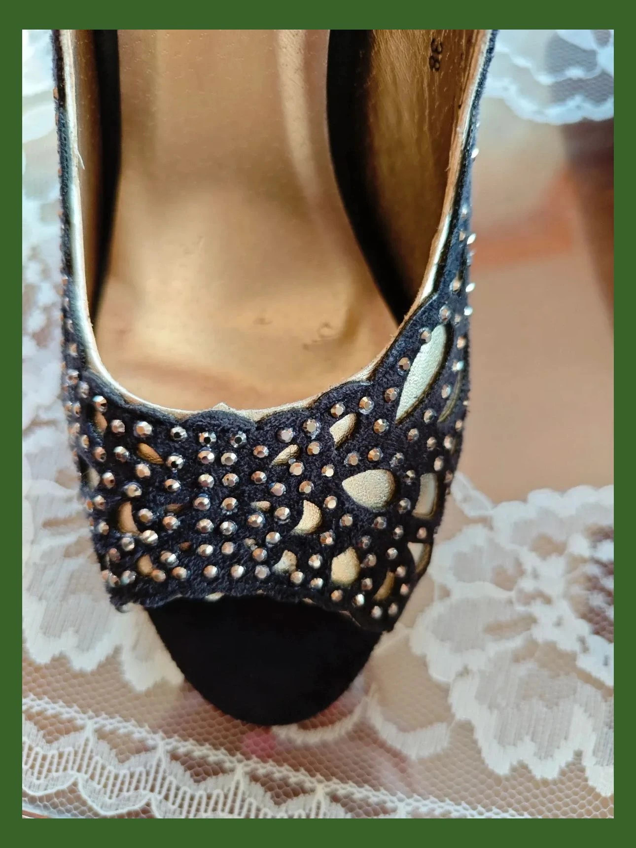🌺Elegantes zapatos de tacón peep toe de antelina negra con troquelado dorado y brillantes delante – Salvatore Giuliano – taille 38 3