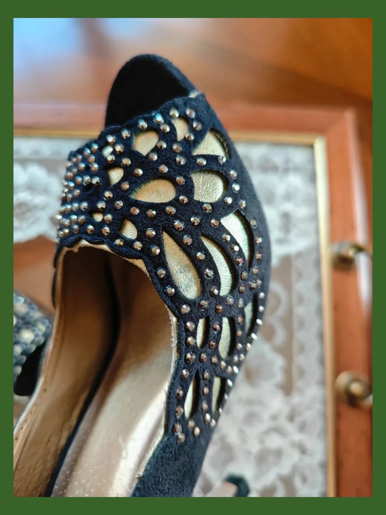 🌺Elegantes zapatos de tacón peep toe de antelina negra con troquelado dorado y brillantes delante – Salvatore Giuliano – taille 38 4