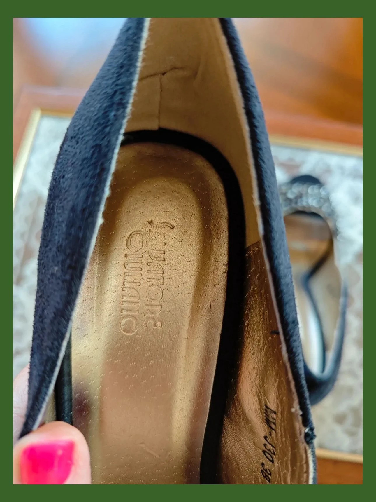 🌺Elegantes zapatos de tacón peep toe de antelina negra con troquelado dorado y brillantes delante – Salvatore Giuliano – taille 38 5