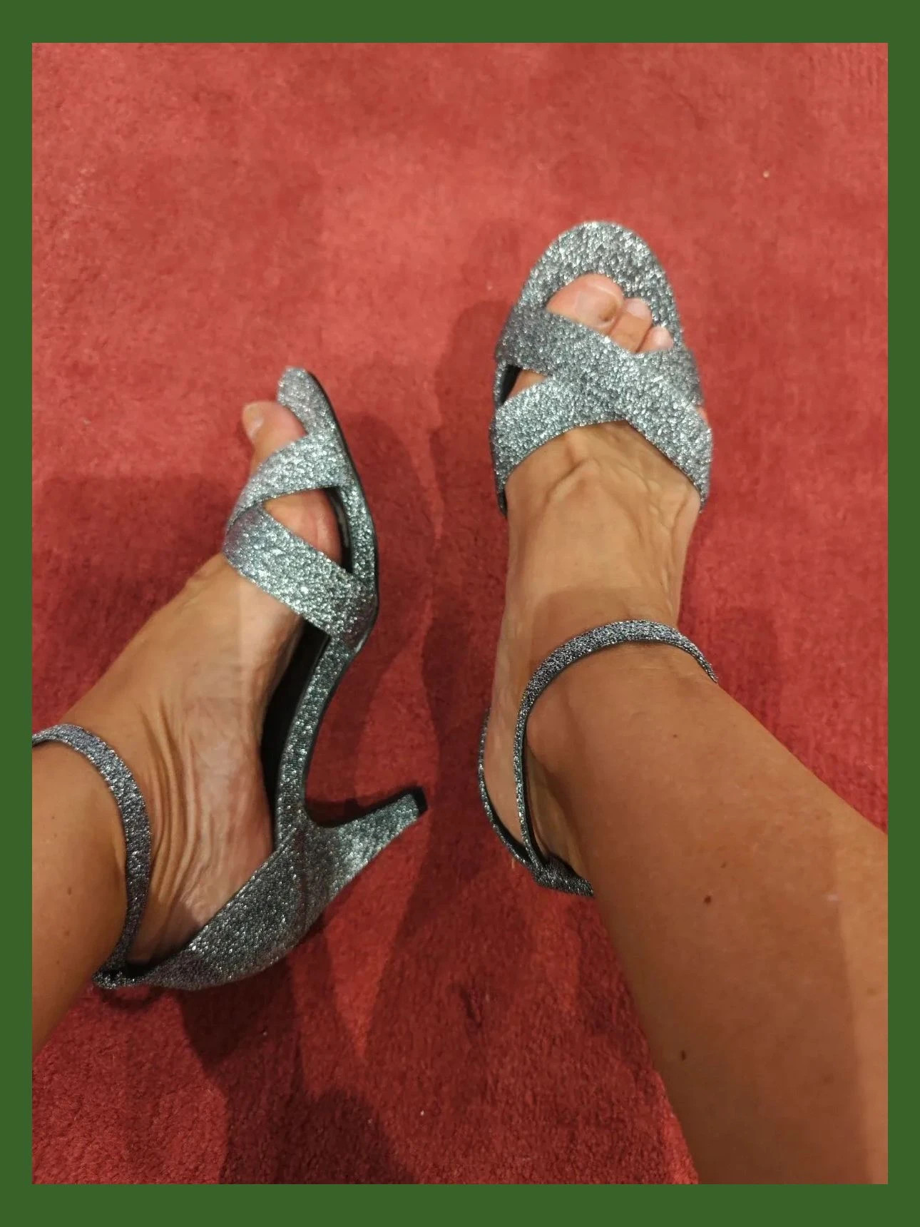 🌺Sandalias de tacón con acabado brillante tipo glitter en color plateado grafito