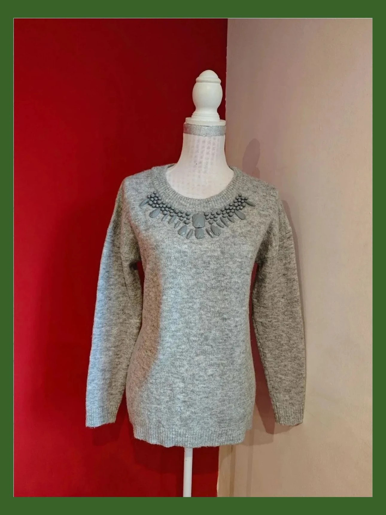 🌺 Precioso Jersey de punto gris suave con abalorios cosidos en escote