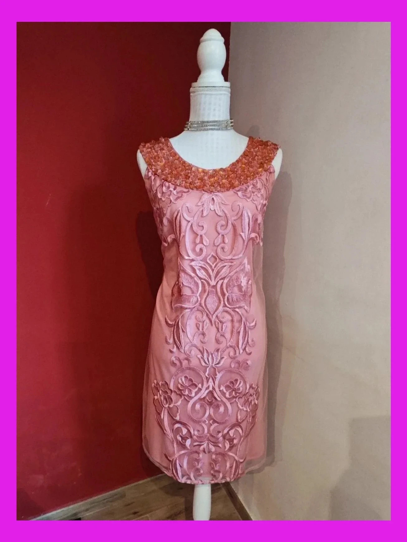 🌺 Elegante vestido de gasa rosa con bordados delante y cuello de abalorios
