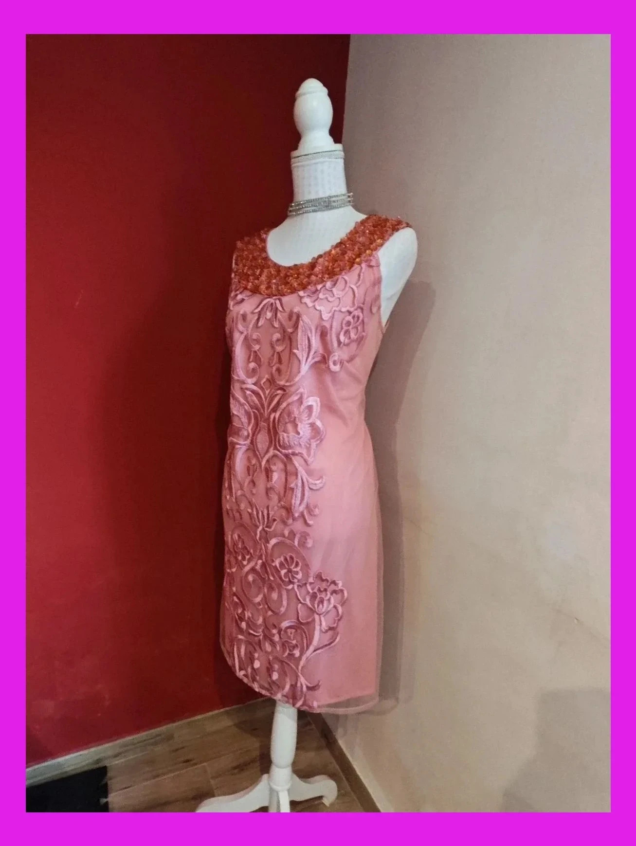 🌺 Elegante vestido de gasa rosa con bordados delante y cuello de abalorios – Olimara – taille XXXL / 46 / 18 2