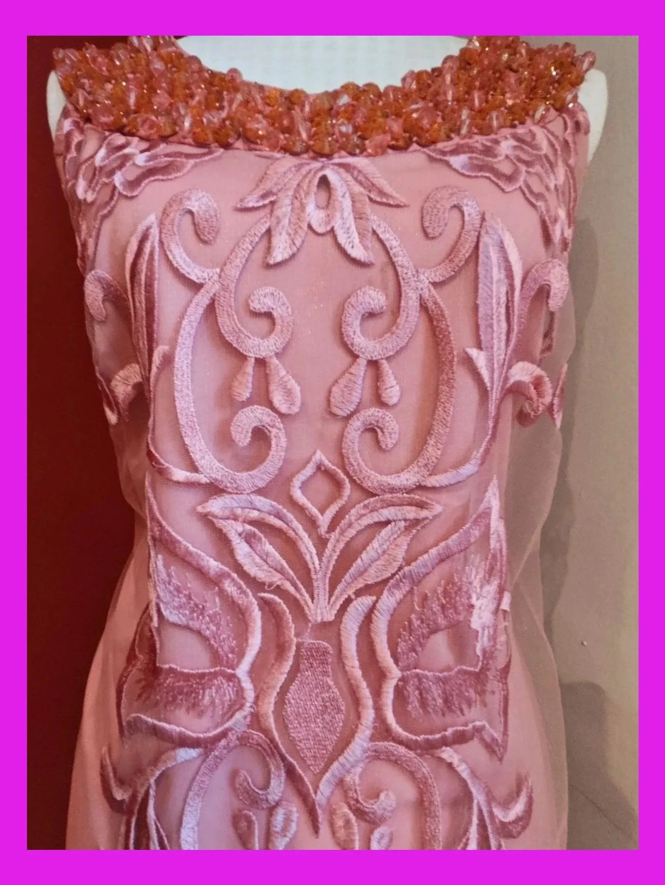 🌺 Elegante vestido de gasa rosa con bordados delante y cuello de abalorios – Olimara – taille XXXL / 46 / 18 3