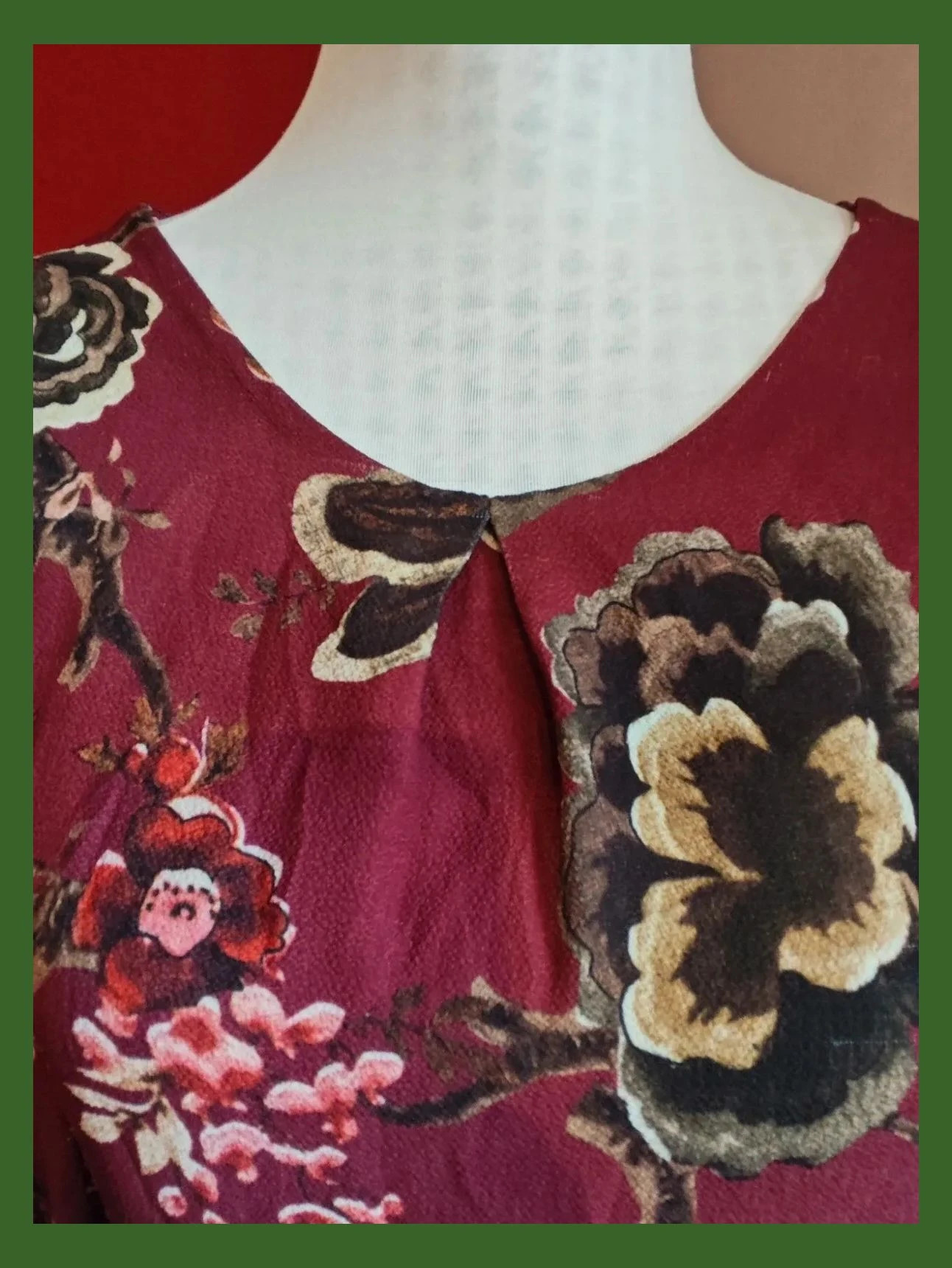 🌺 Vestido granate con estampado floral y mangas con volantes – taille XXL / 44 / 16 4