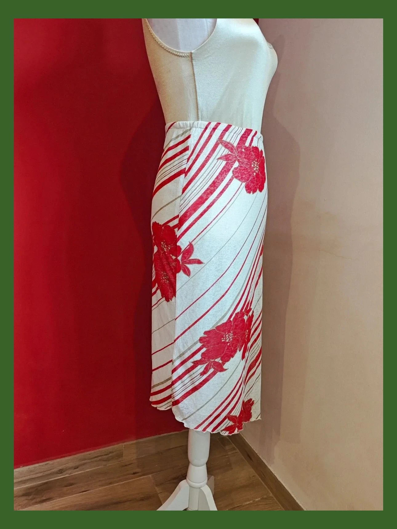 🌺Falda ajustada con bajo asimétrico, más larga de un lado, talla M – P.S. – taille M / 38 / 10 3