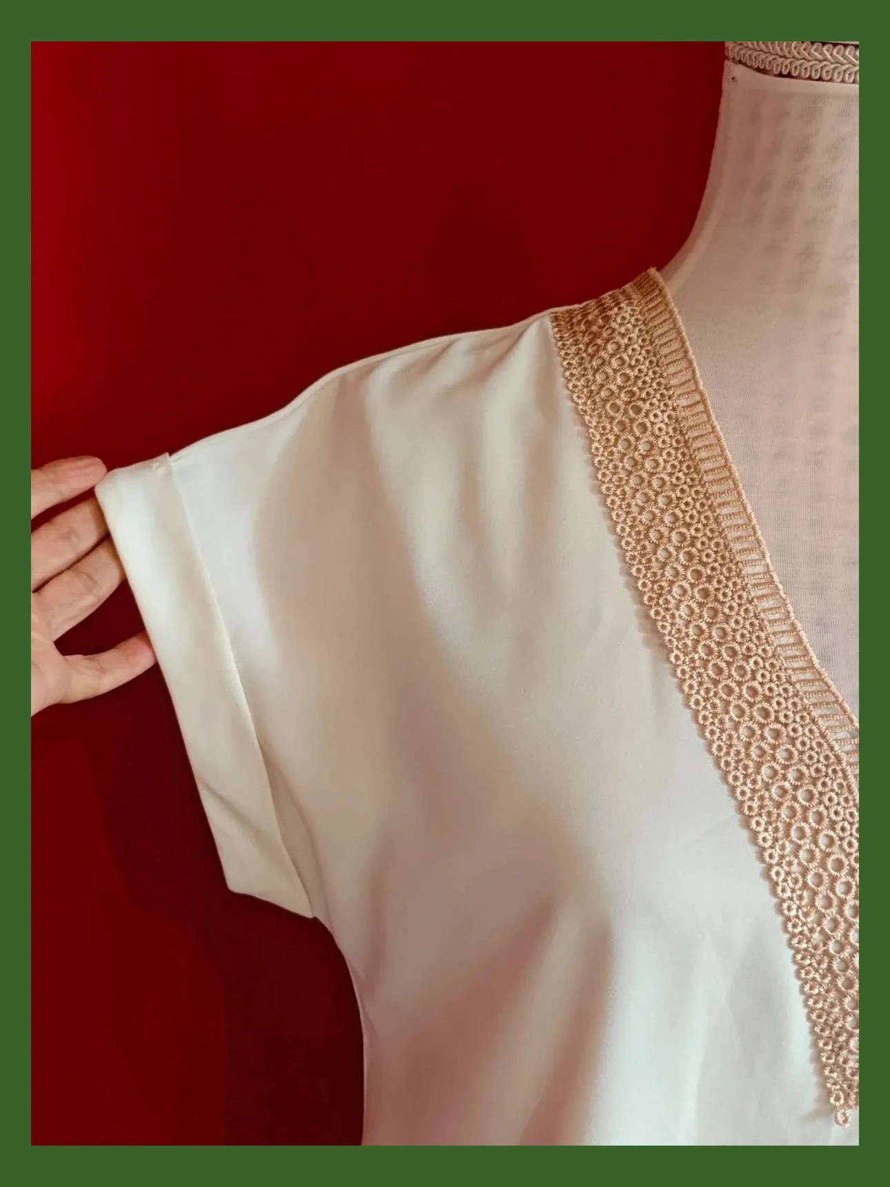 🌺 Bonito vestido blanco roto con crochet dorado en escote – taille XL / 42 / 14 3