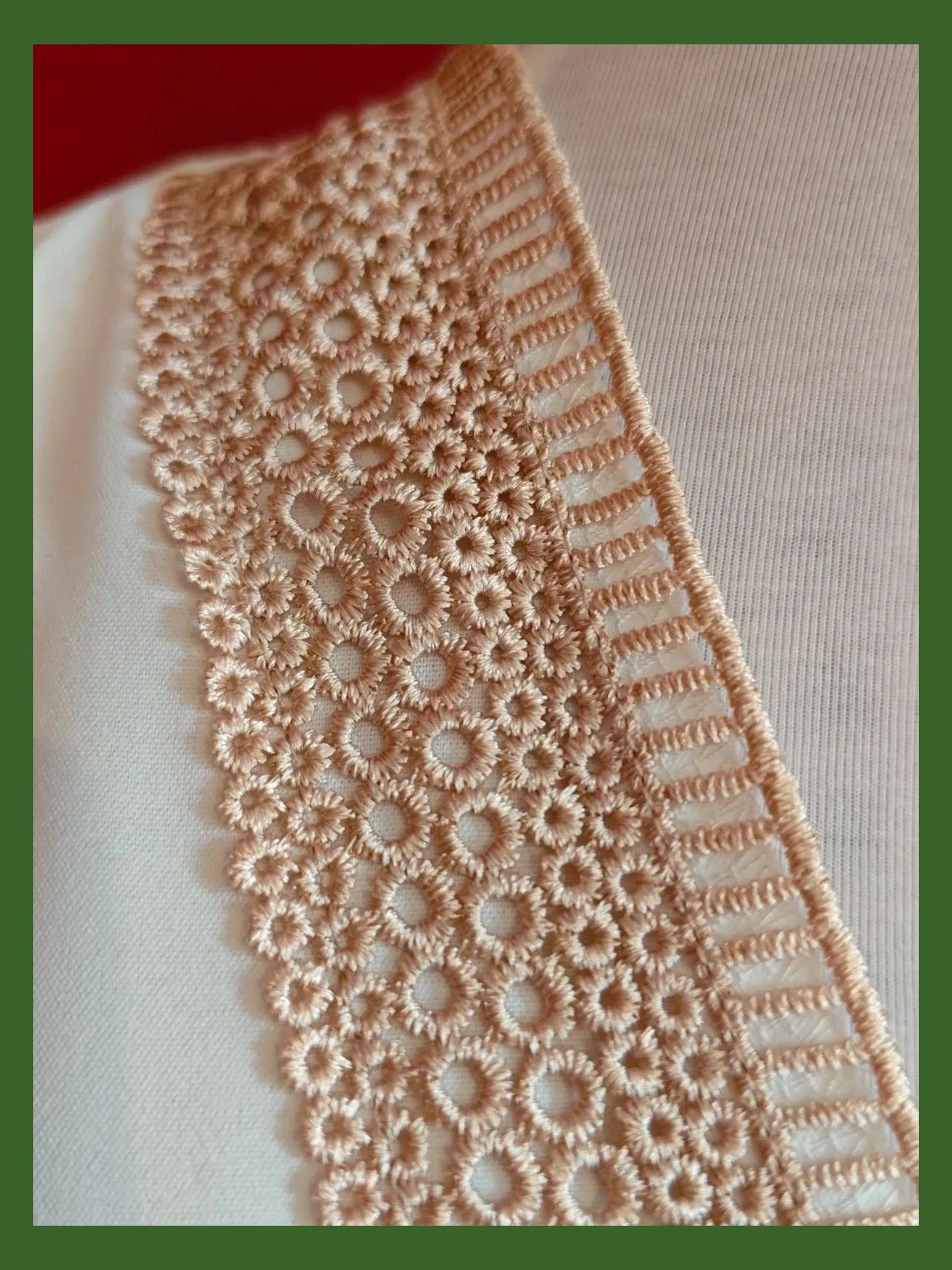 🌺 Bonito vestido blanco roto con crochet dorado en escote – taille XL / 42 / 14 4