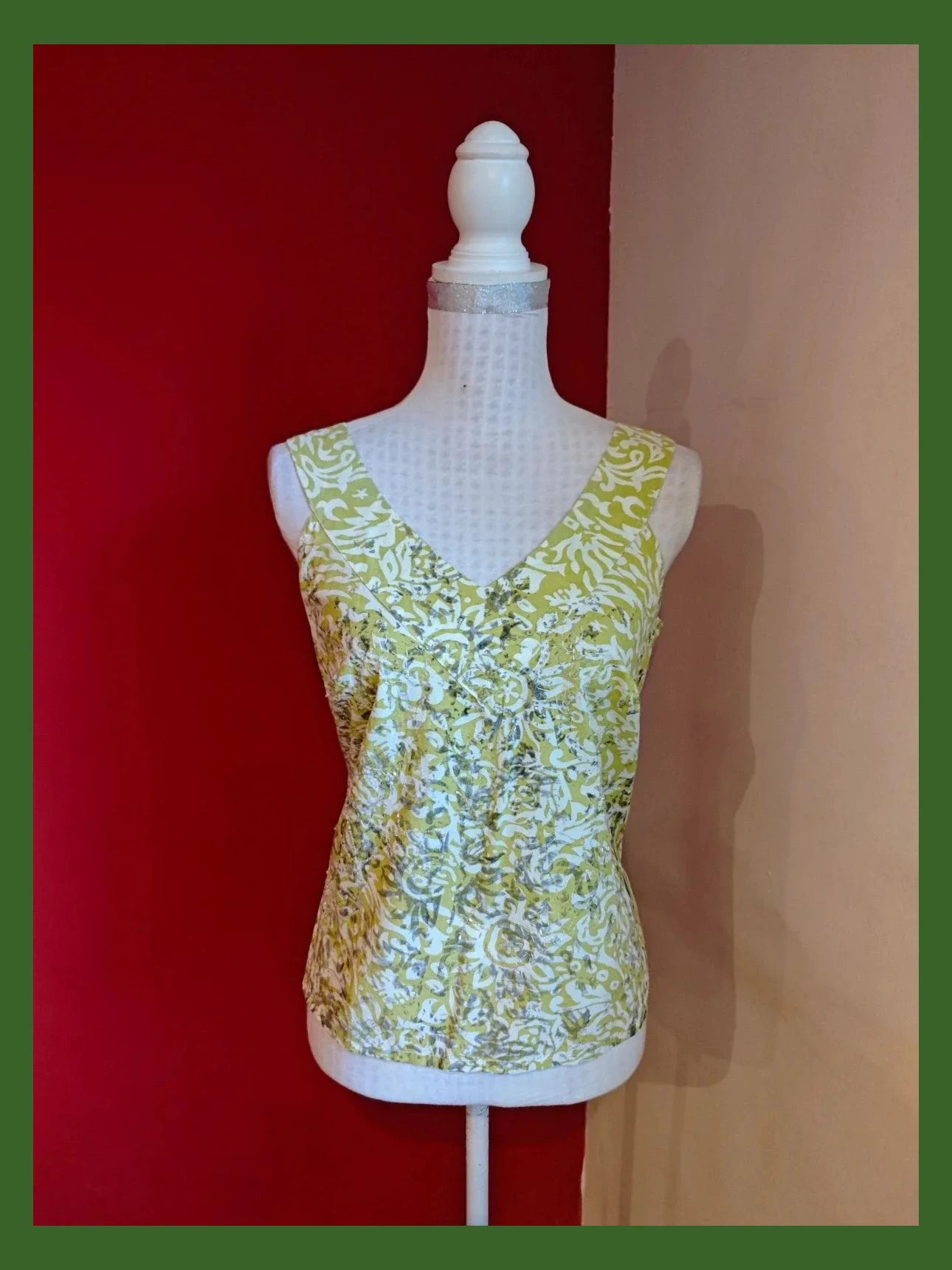 🌺Precioso top de tirantes anchos,tela de hilo verde, blanco y gris con abalorios