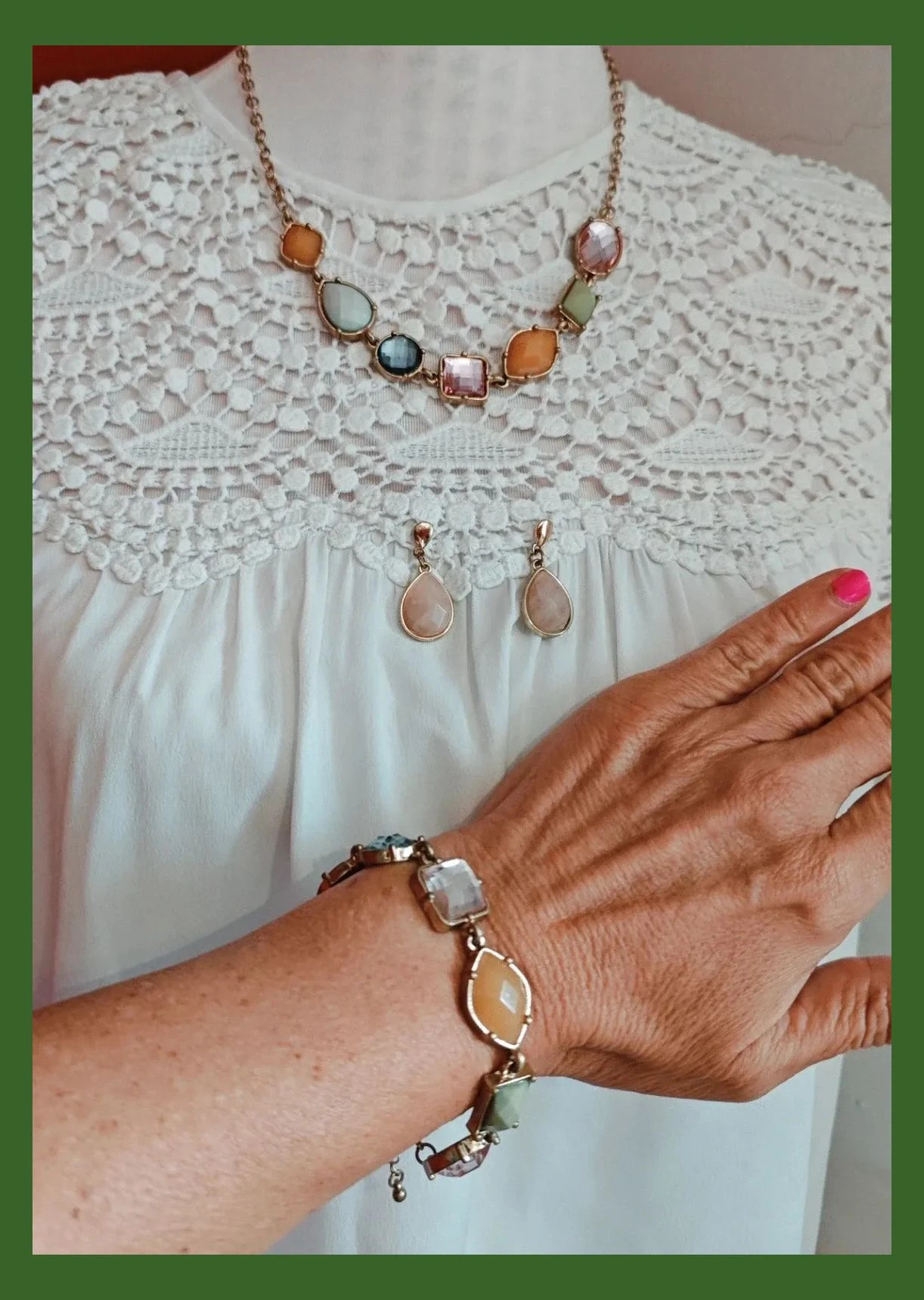 🌺 Precioso conjunto de gargantilla, pendientes y pulseras con abalorios multicolor