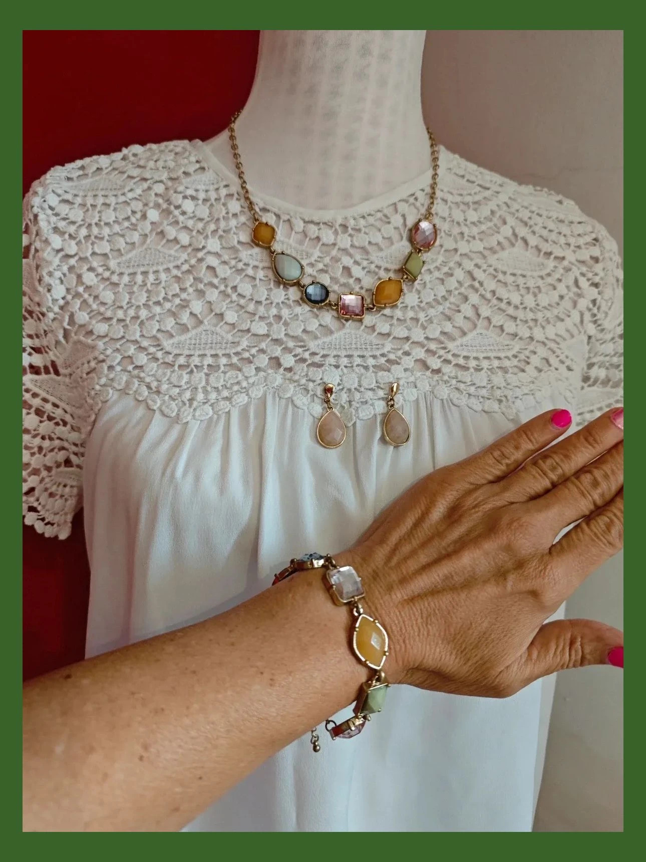 🌺 Precioso conjunto de gargantilla, pendientes y pulseras con abalorios multicolor – Blanco 2