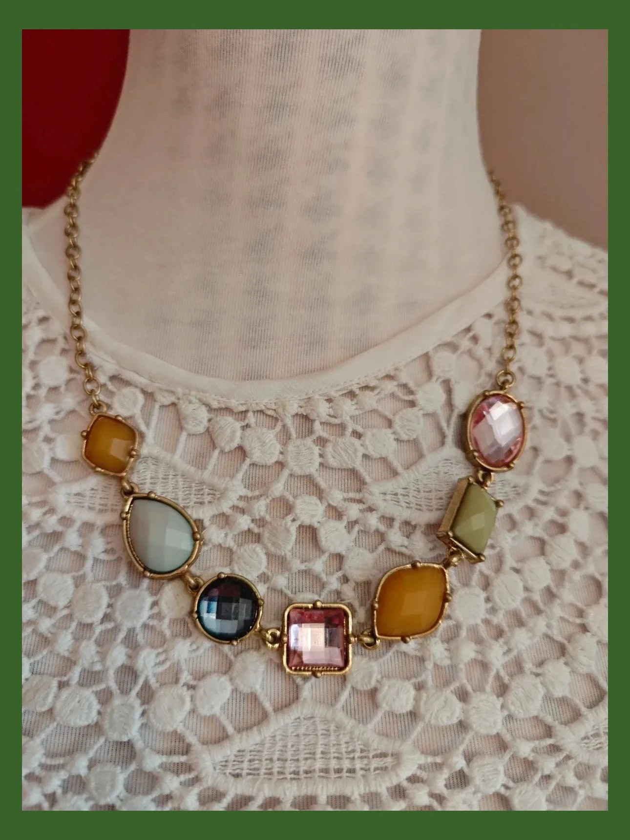 🌺 Precioso conjunto de gargantilla, pendientes y pulseras con abalorios multicolor – Blanco 3