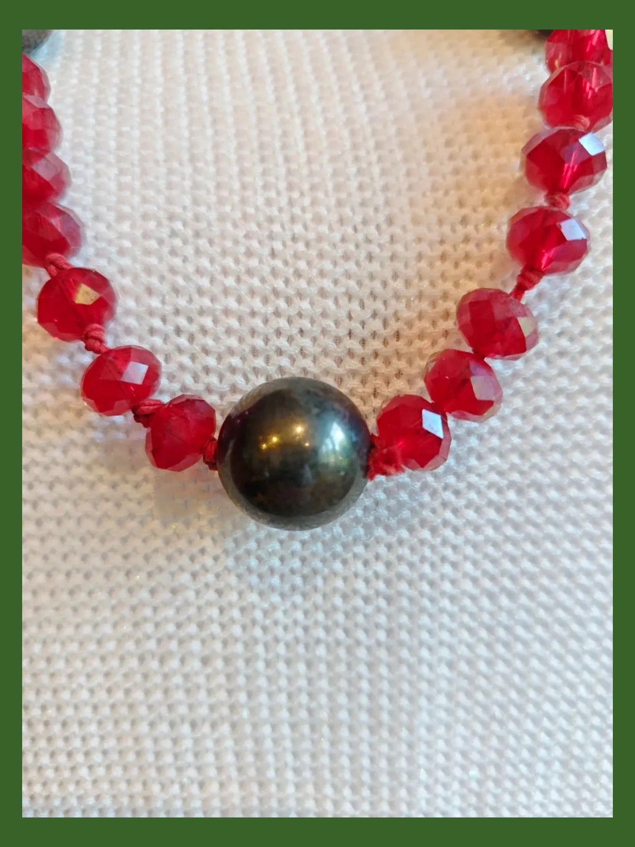 🌺 Bonito collar de abalorios rojos con bolas plateadas 3
