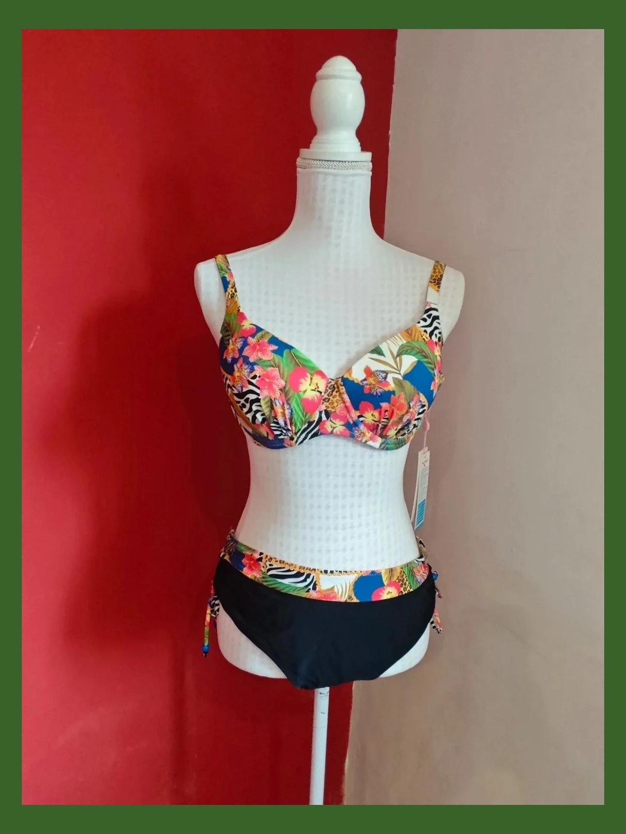 🌺 Llamativo bikini estampado tropical y braguita combinado con negro