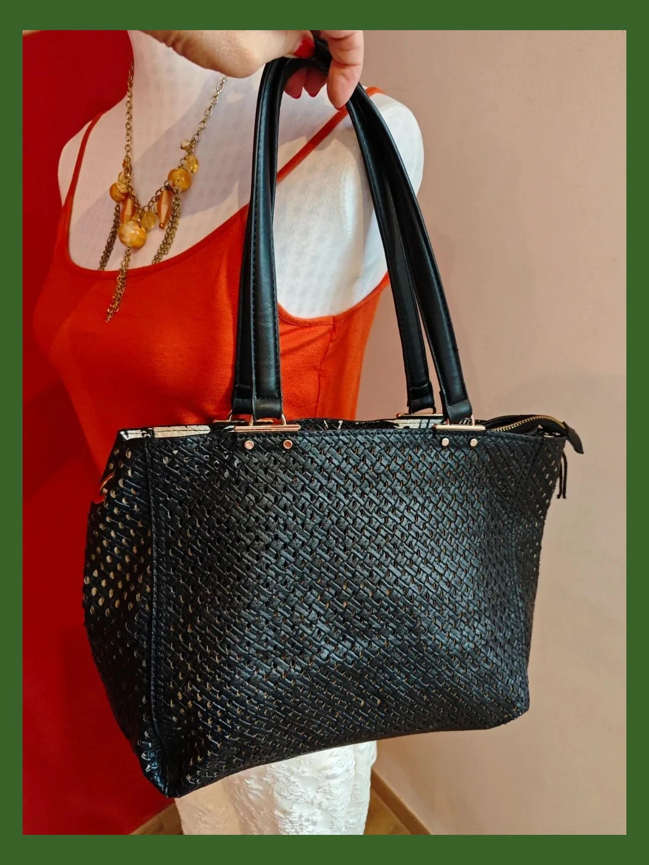 🌺 Práctico bolso reversible negro y blanco con palmeras, con bolsito interior extraíble – Parfois 2