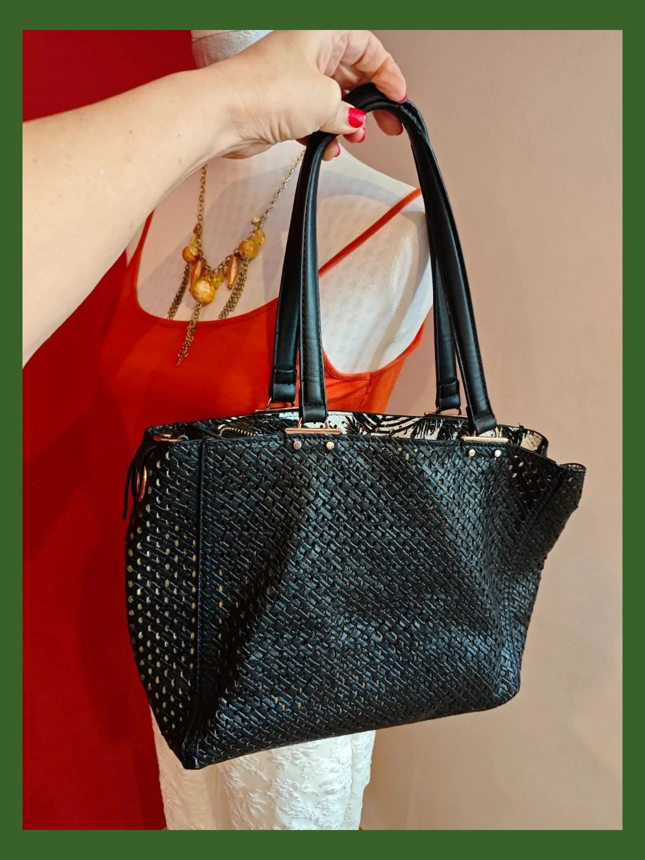🌺 Práctico bolso reversible negro y blanco con palmeras, con bolsito interior extraíble – Parfois 3