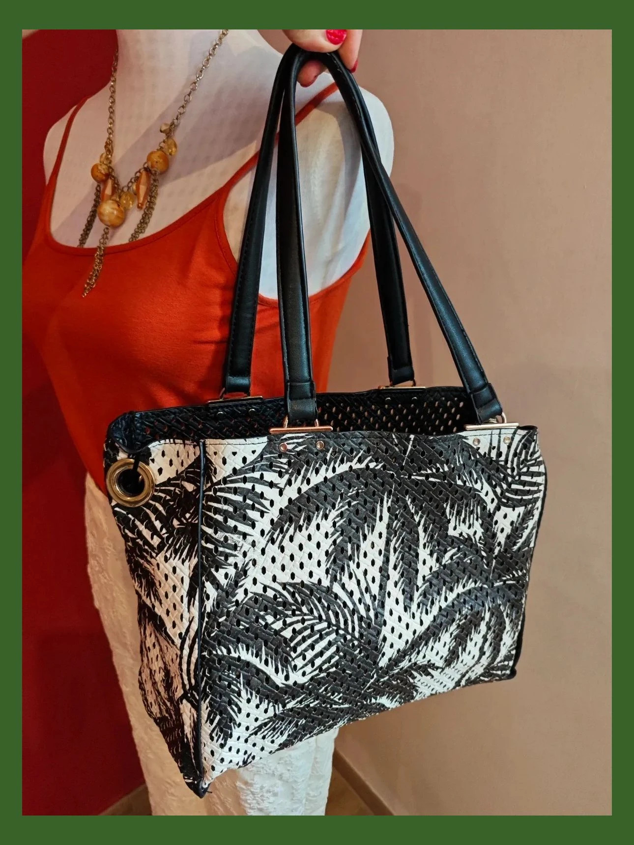 🌺 Práctico bolso reversible negro y blanco con palmeras, con bolsito interior extraíble – Parfois 4
