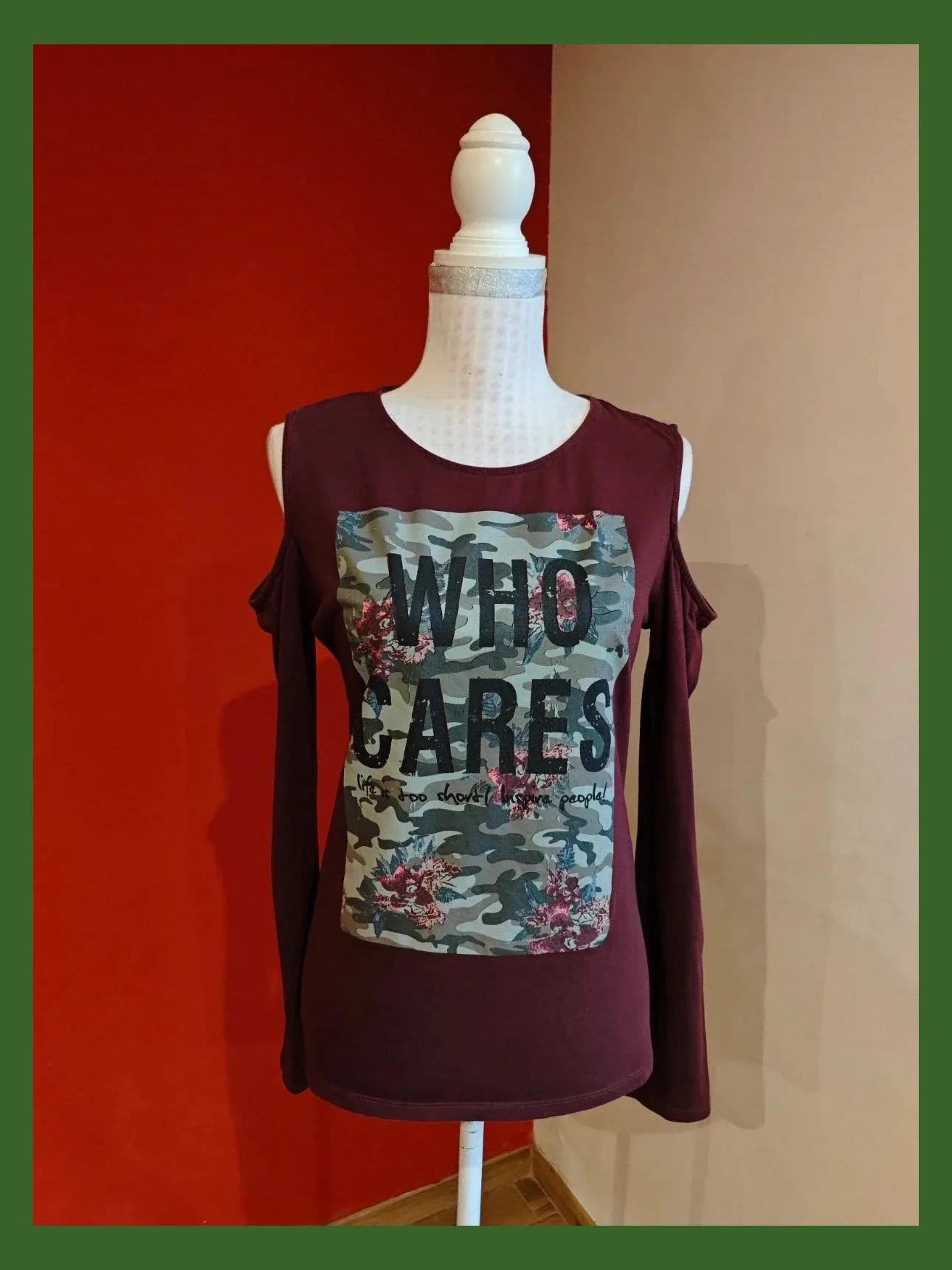 🌺 Original camiseta morada con frente estampado y hombros al aire
