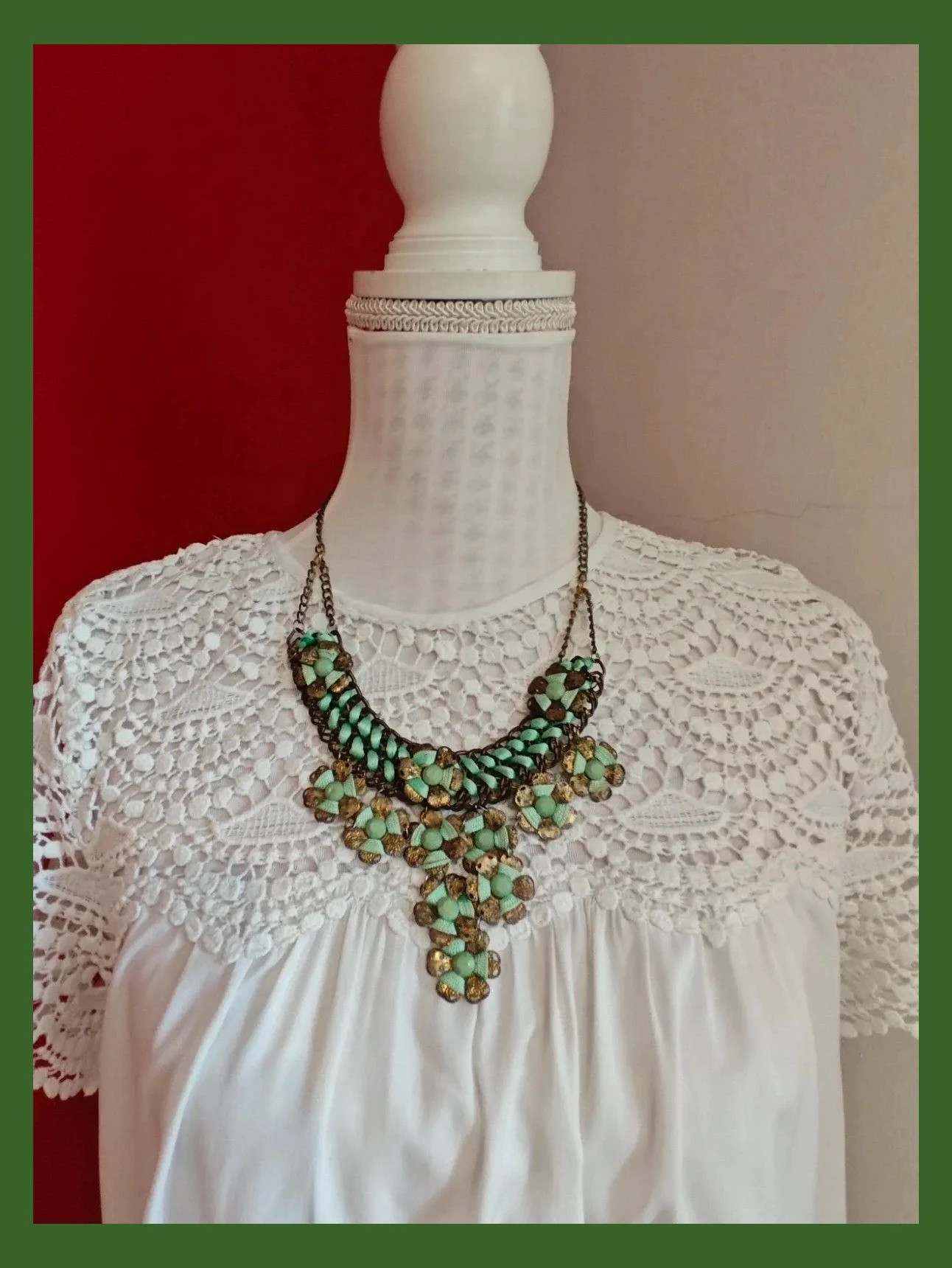 🌺 Original gargantilla de metal dorado envejecido con cinta verde entrelazada y en flores
