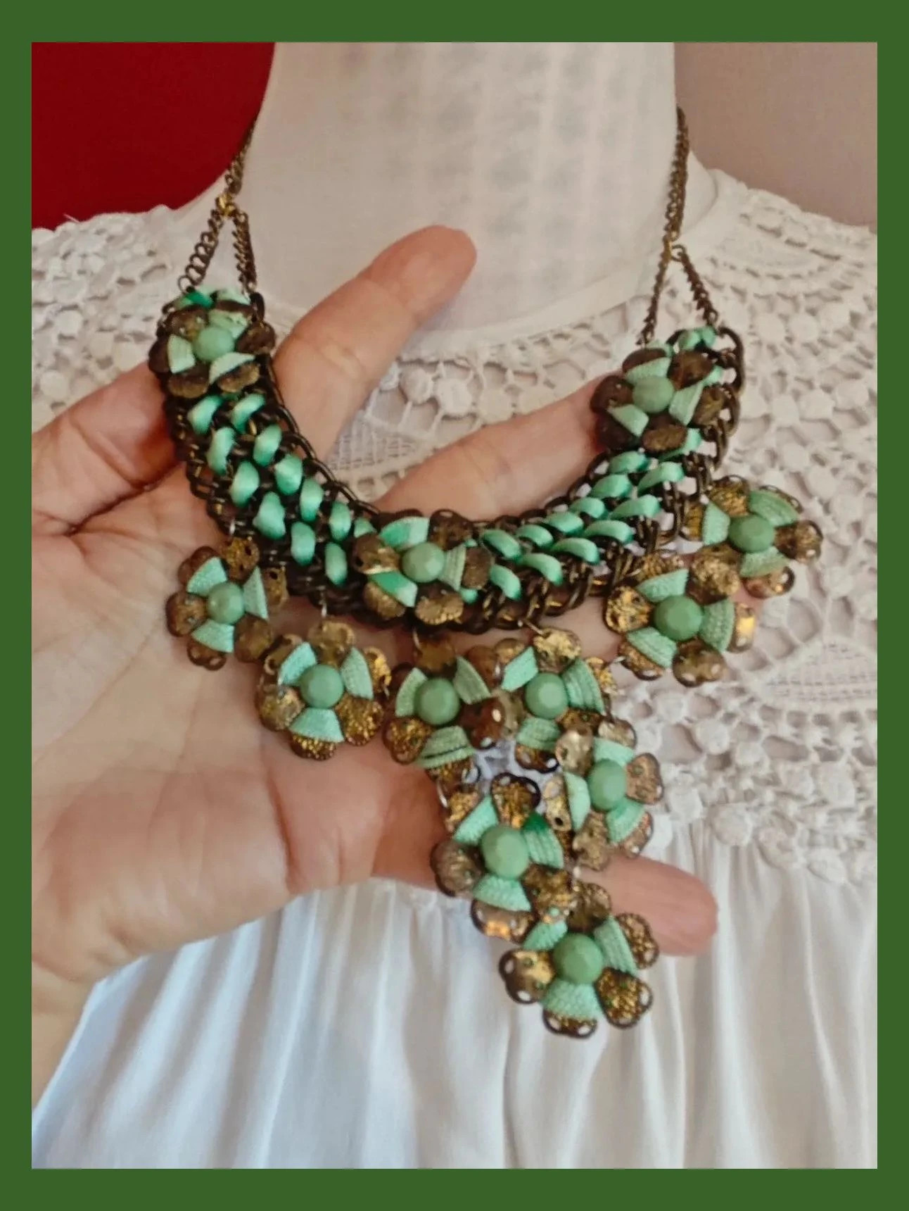 🌺 Original gargantilla de metal dorado envejecido con cinta verde entrelazada y en flores – Vintage Girl 2
