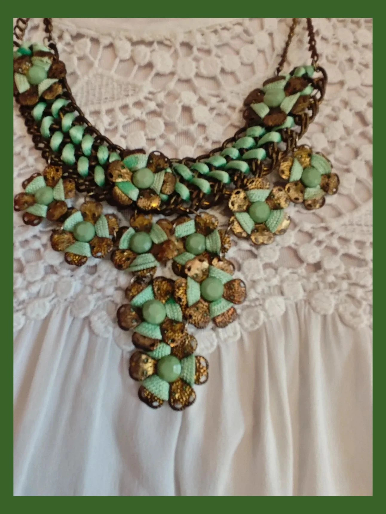 🌺 Original gargantilla de metal dorado envejecido con cinta verde entrelazada y en flores – Vintage Girl 3