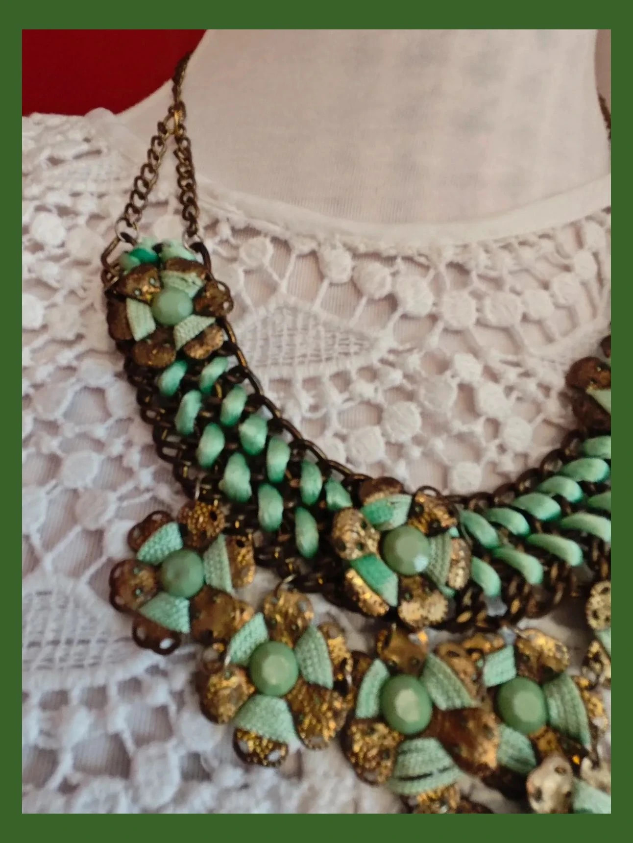 🌺 Original gargantilla de metal dorado envejecido con cinta verde entrelazada y en flores – Vintage Girl 4