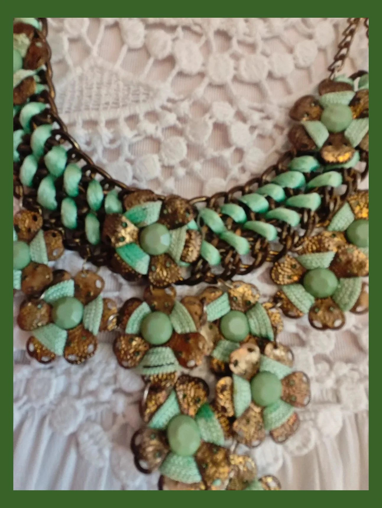 🌺 Original gargantilla de metal dorado envejecido con cinta verde entrelazada y en flores – Vintage Girl 5