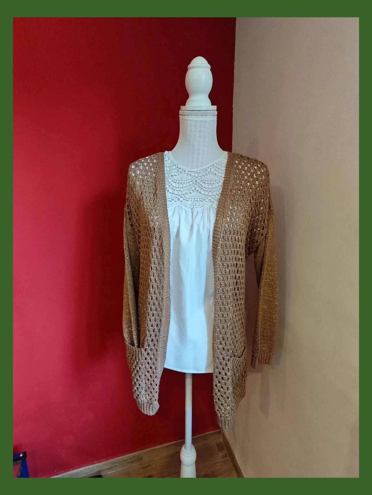 🌺 Chaqueta con brillos dorados y punto calado delante