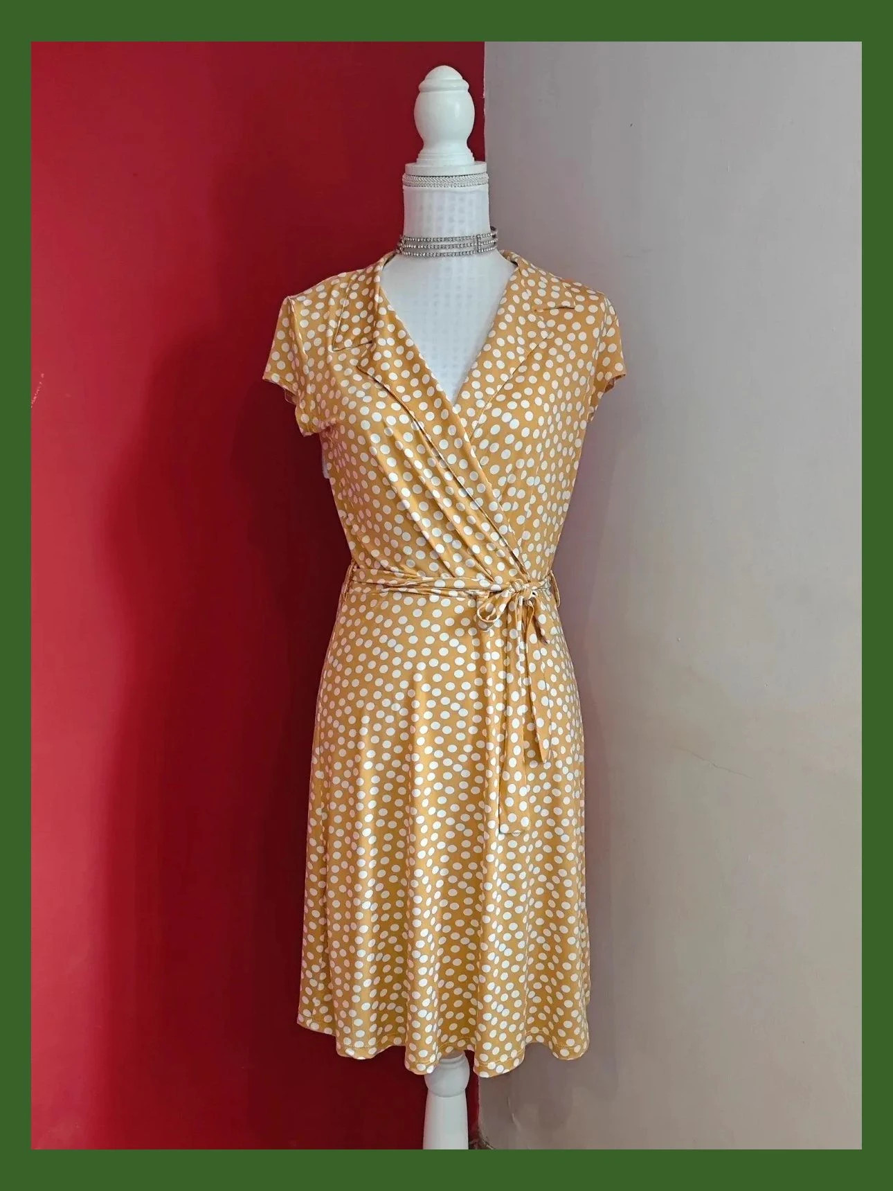 🌺Estiloso vestido camisero cruzado en pecho tono mostaza con círculos blancos