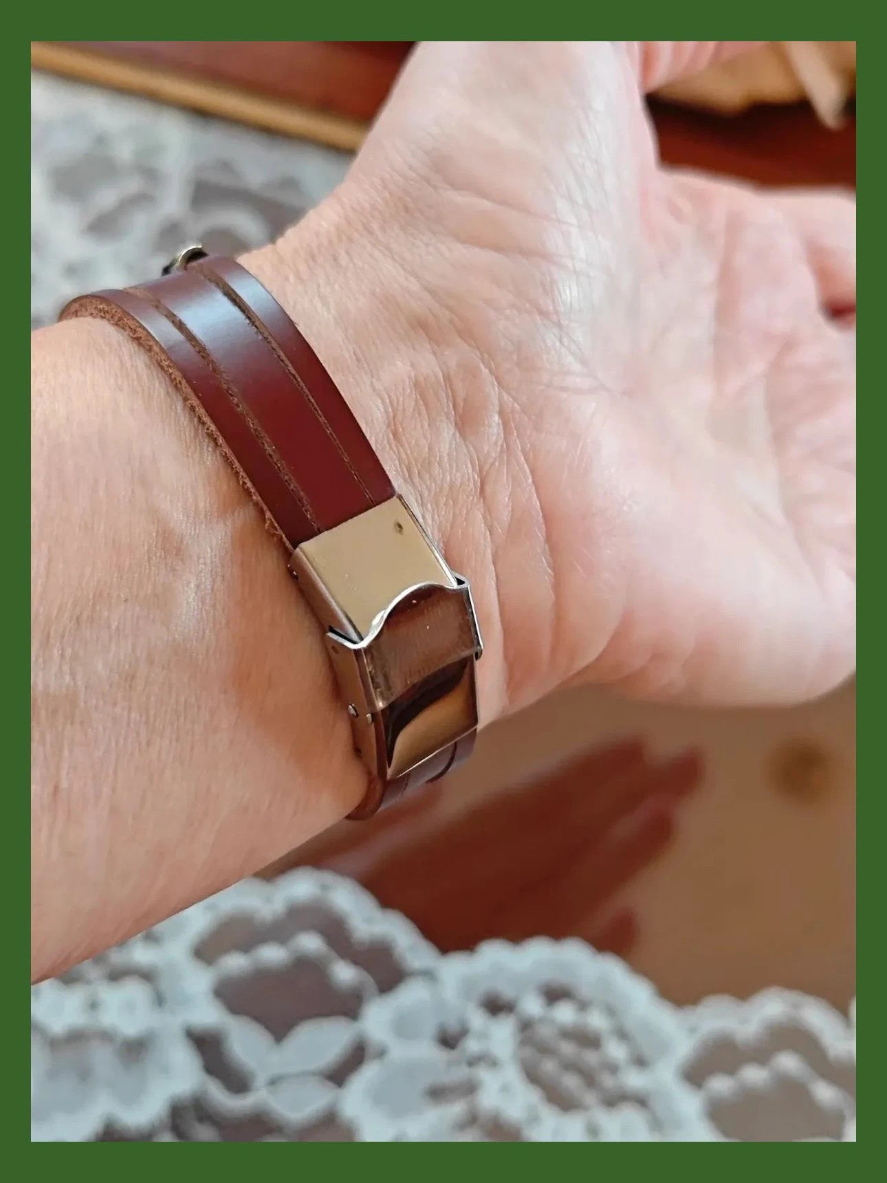 🌺 Preciosa pulsera de tiras de piel marrón con charms y cierre de acero 2