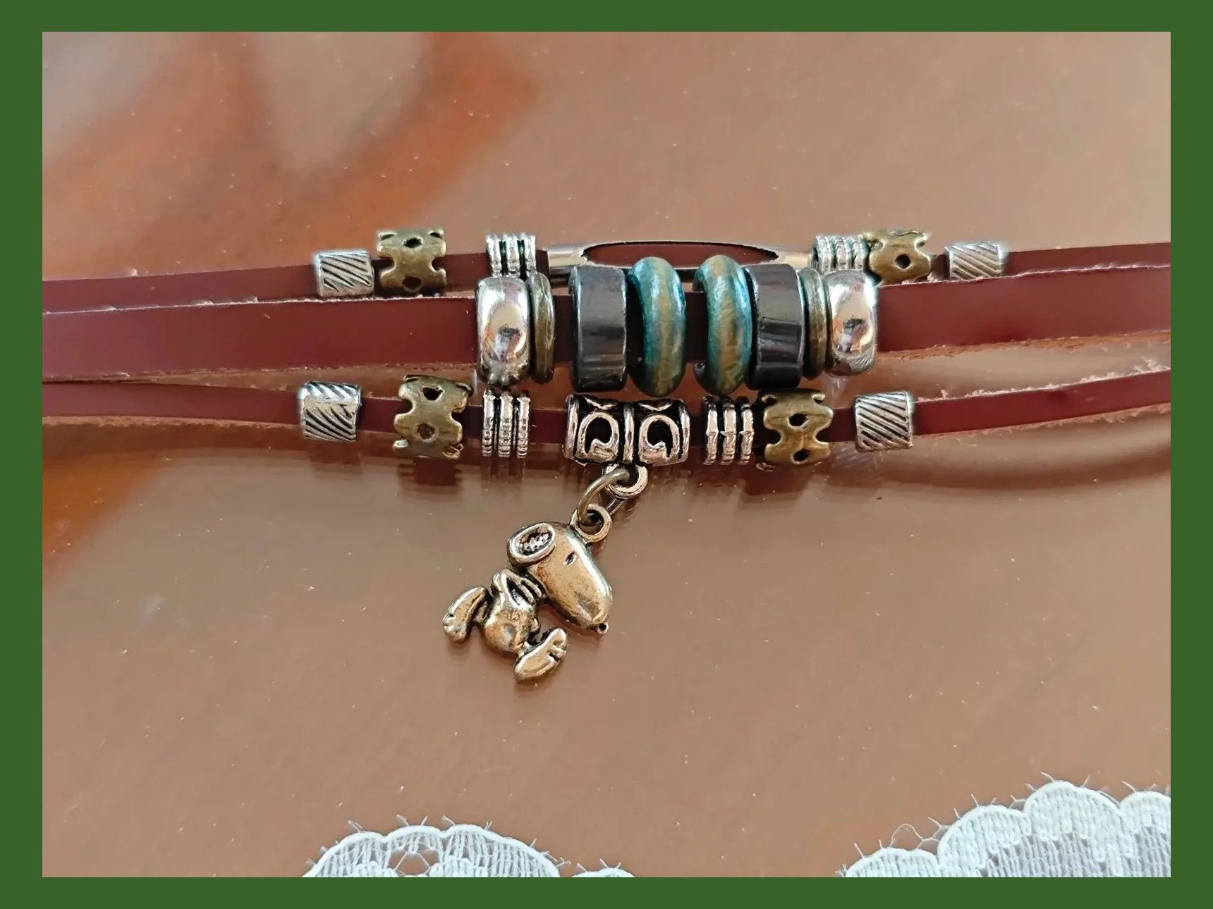 🌺 Preciosa pulsera de tiras de piel marrón con charms y cierre de acero 4