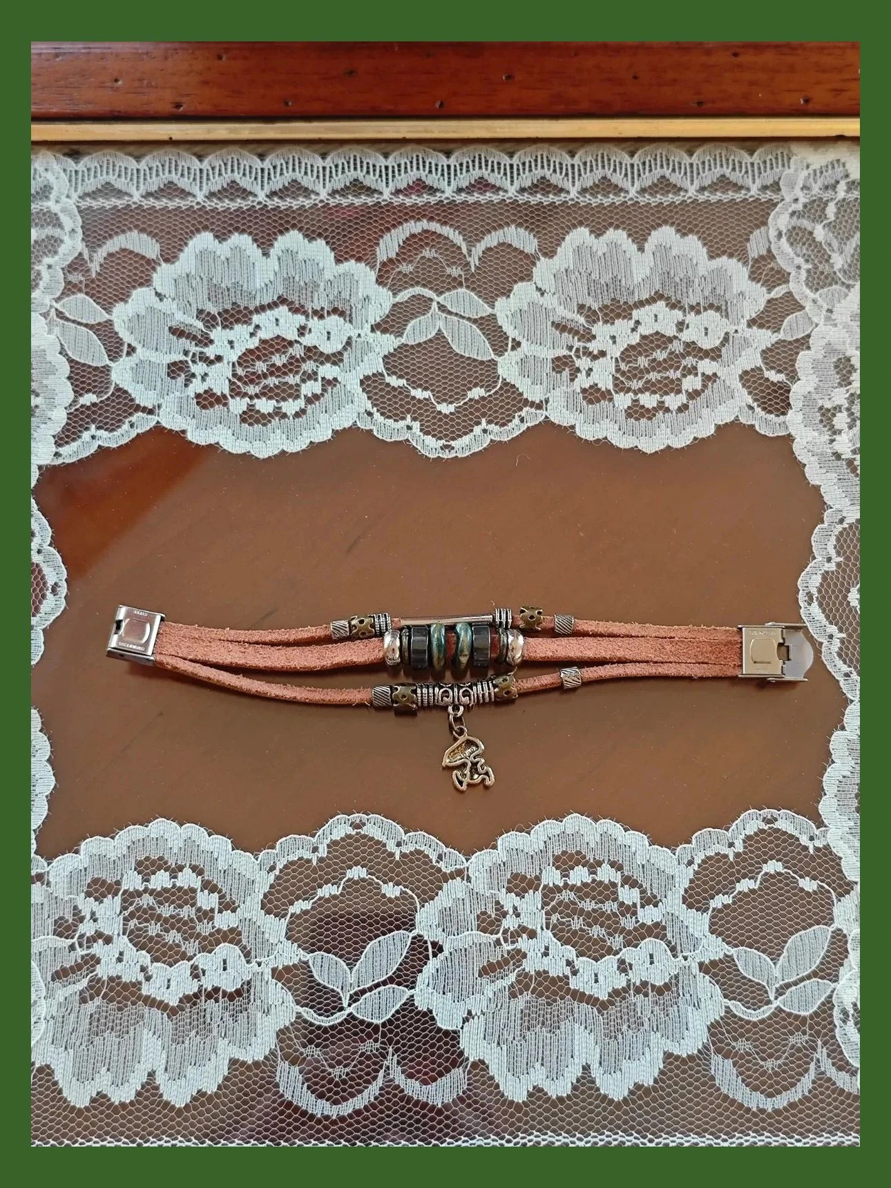 🌺 Preciosa pulsera de tiras de piel marrón con charms y cierre de acero 5