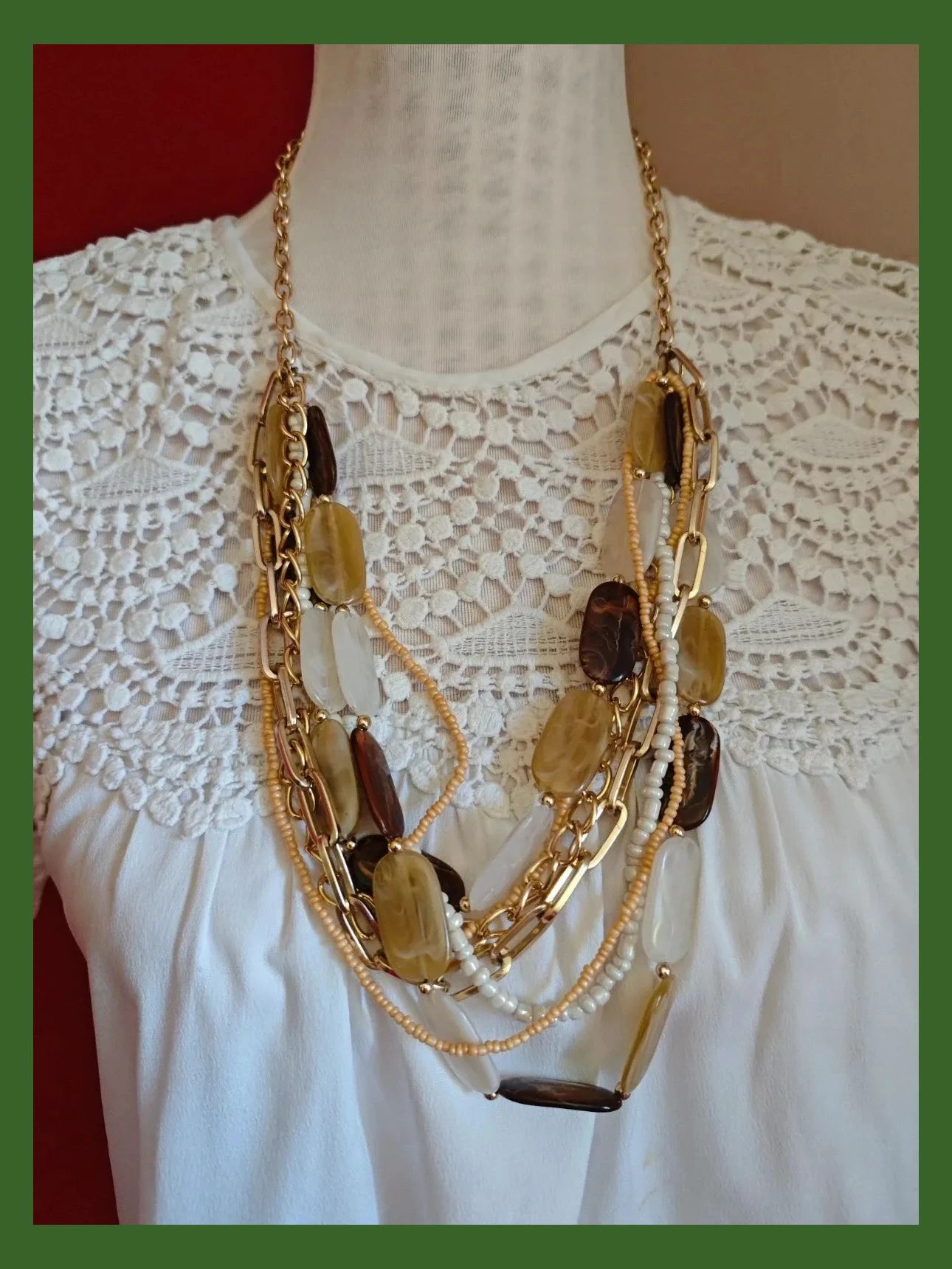 🌺 Bonito collar con varías vueltas de abalorios tonos beige y cadenas doradas 2