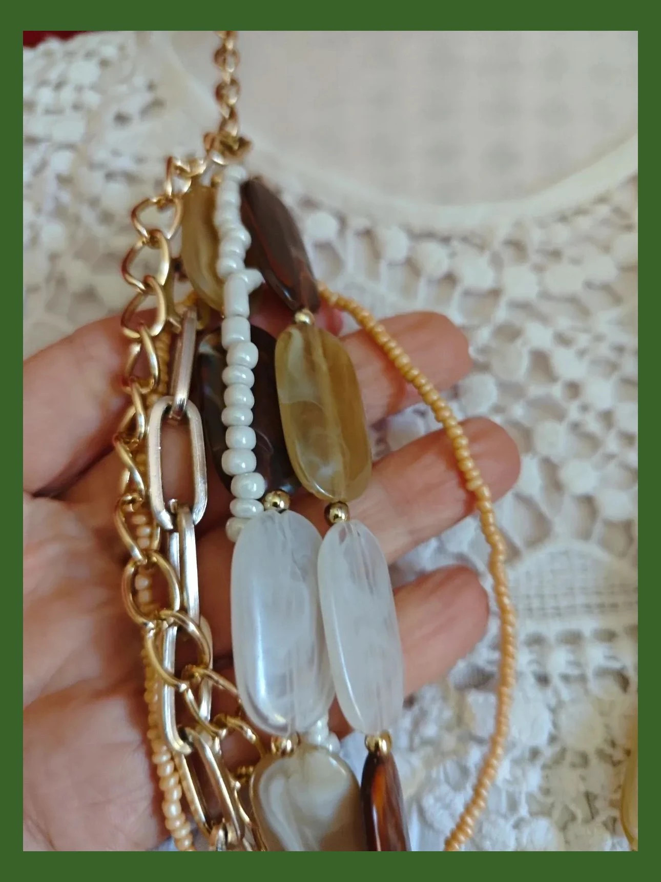 🌺 Bonito collar con varías vueltas de abalorios tonos beige y cadenas doradas 3
