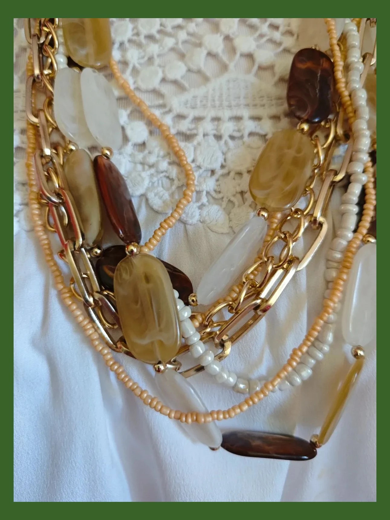 🌺 Bonito collar con varías vueltas de abalorios tonos beige y cadenas doradas 4
