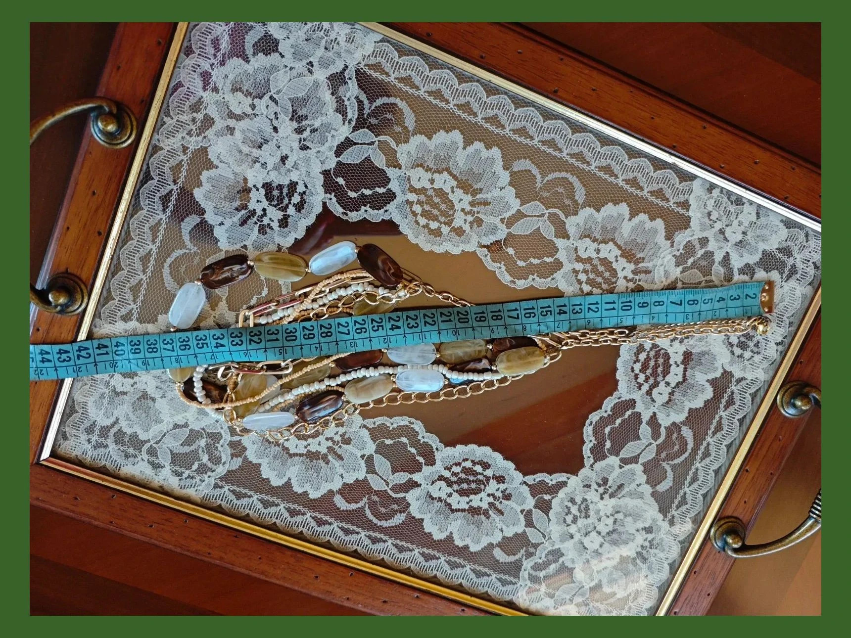 🌺 Bonito collar con varías vueltas de abalorios tonos beige y cadenas doradas 5