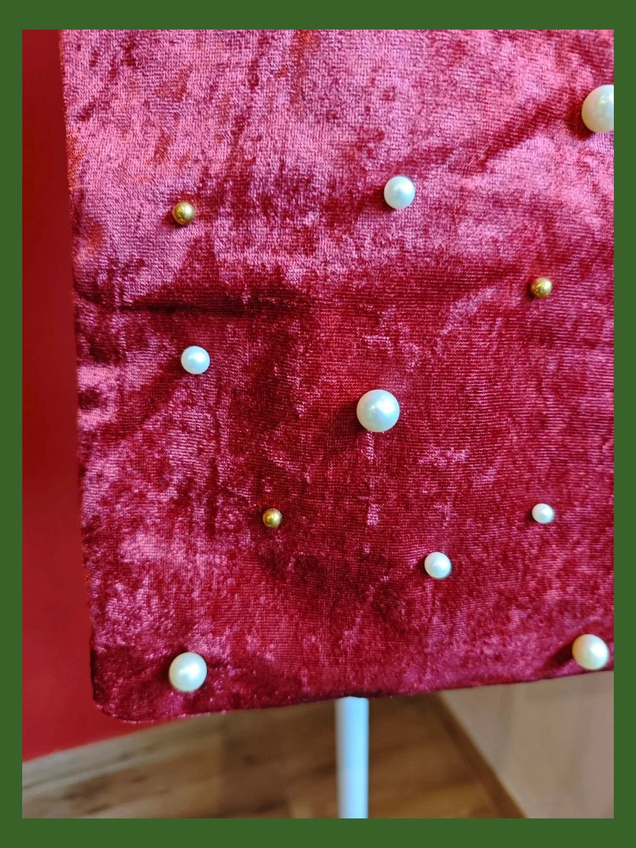 🌺 Bolso de terciopelo granate con perlas y bolitas doradas – Angelina 2