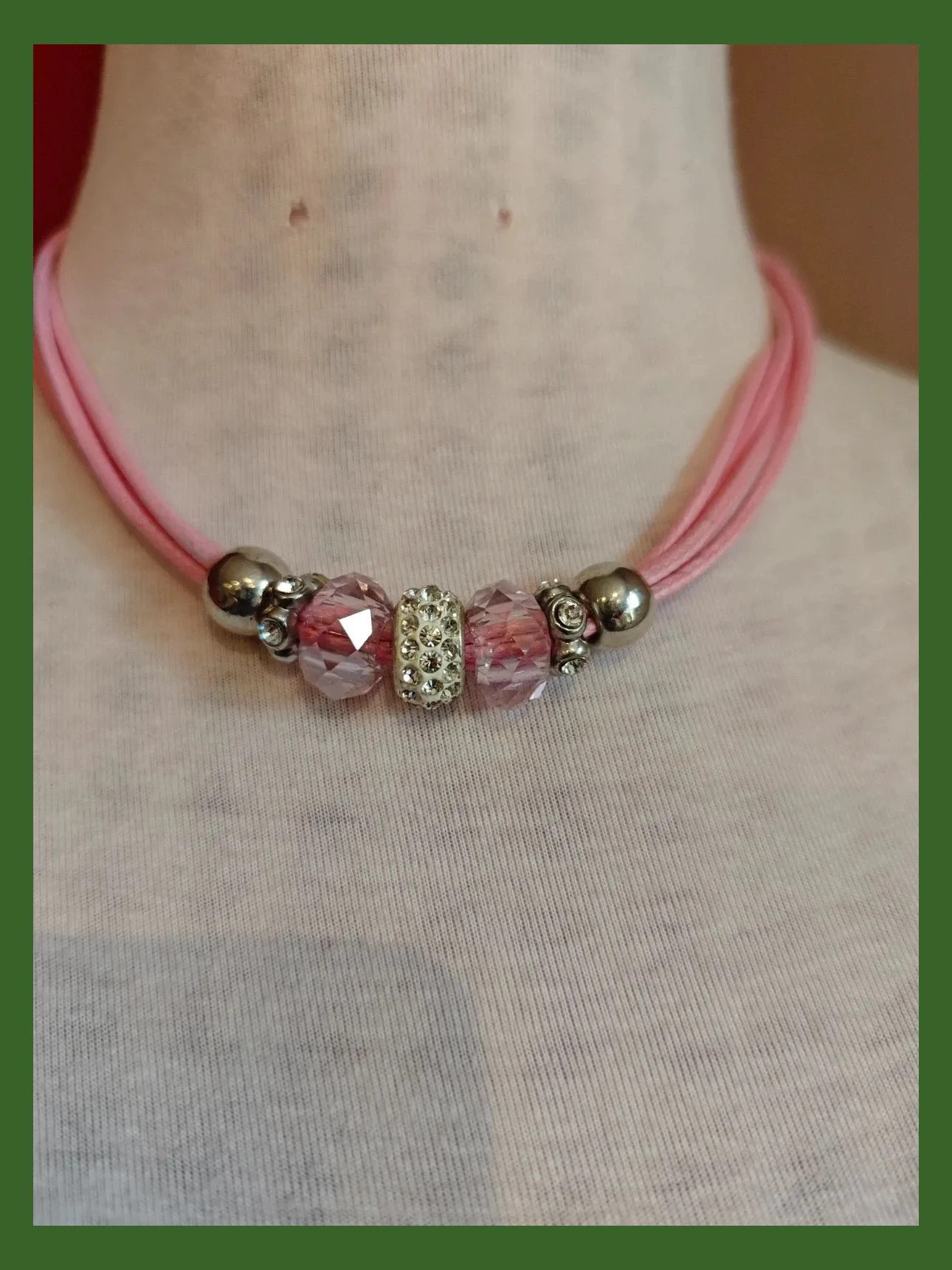 🌺Bonito conjunto de gargantilla y pulsera de cordones rosa con charms plateados y perlas 2